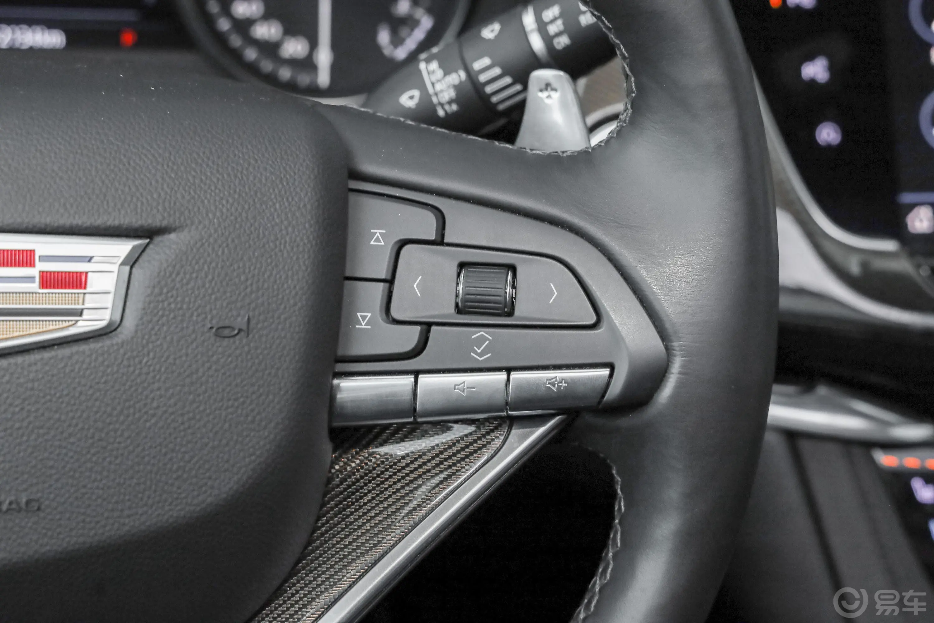 凯迪拉克XT6改款 28T 四驱 铂金运动版 6座右侧方向盘功能按键