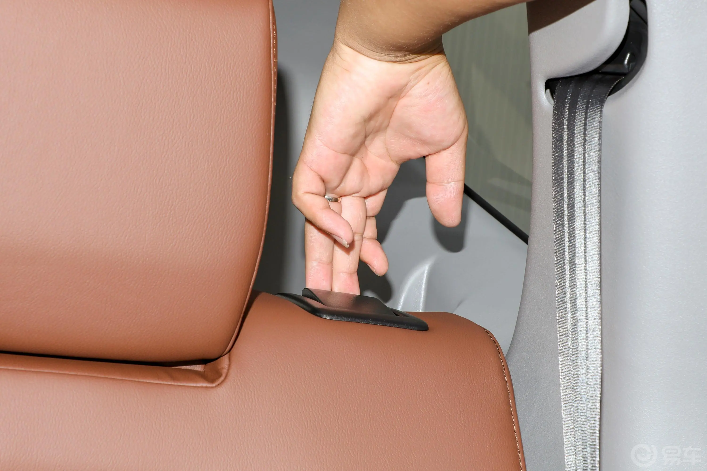 本田CR-V锐·混动 2.0L 四驱 净骋版后备箱内座椅放倒按钮