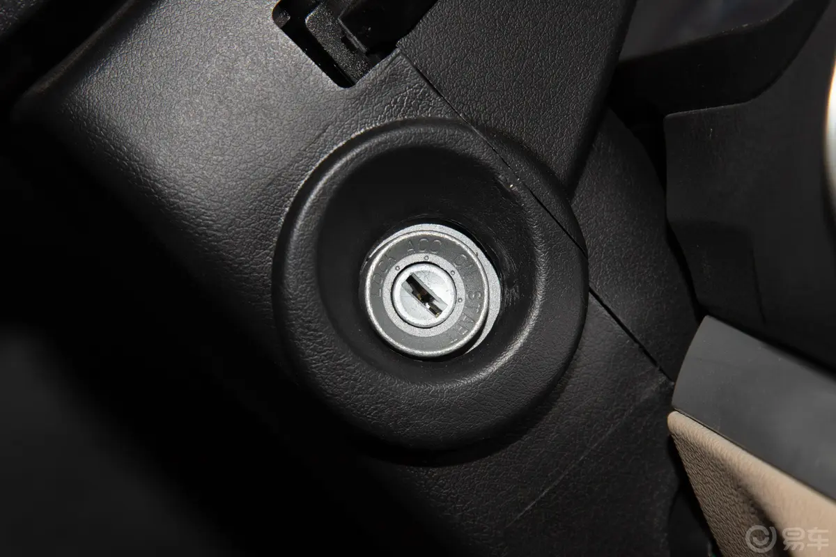 跨越王X5载货汽车N2 2.3T 单排双后轮 舒适版 SC1040FRD52 柴油 国V钥匙孔或一键启动按键