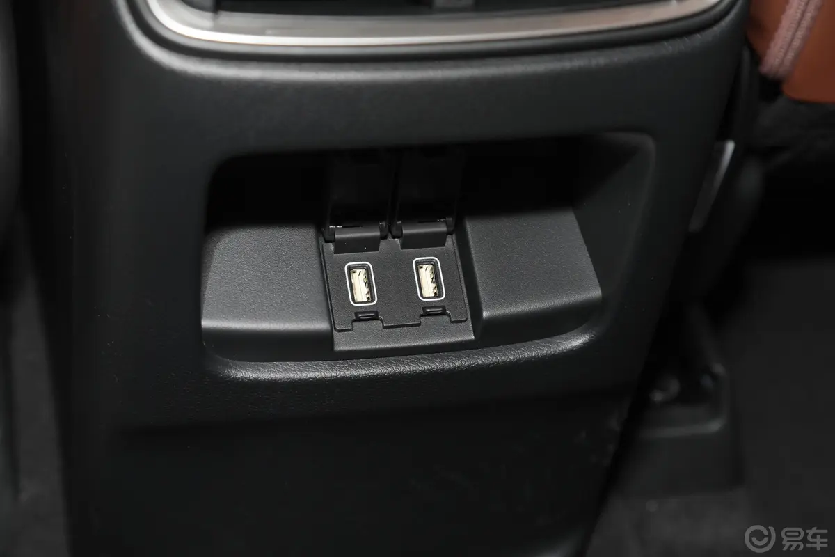 本田CR-V锐·混动 2.0L 四驱 净享版后排充电口