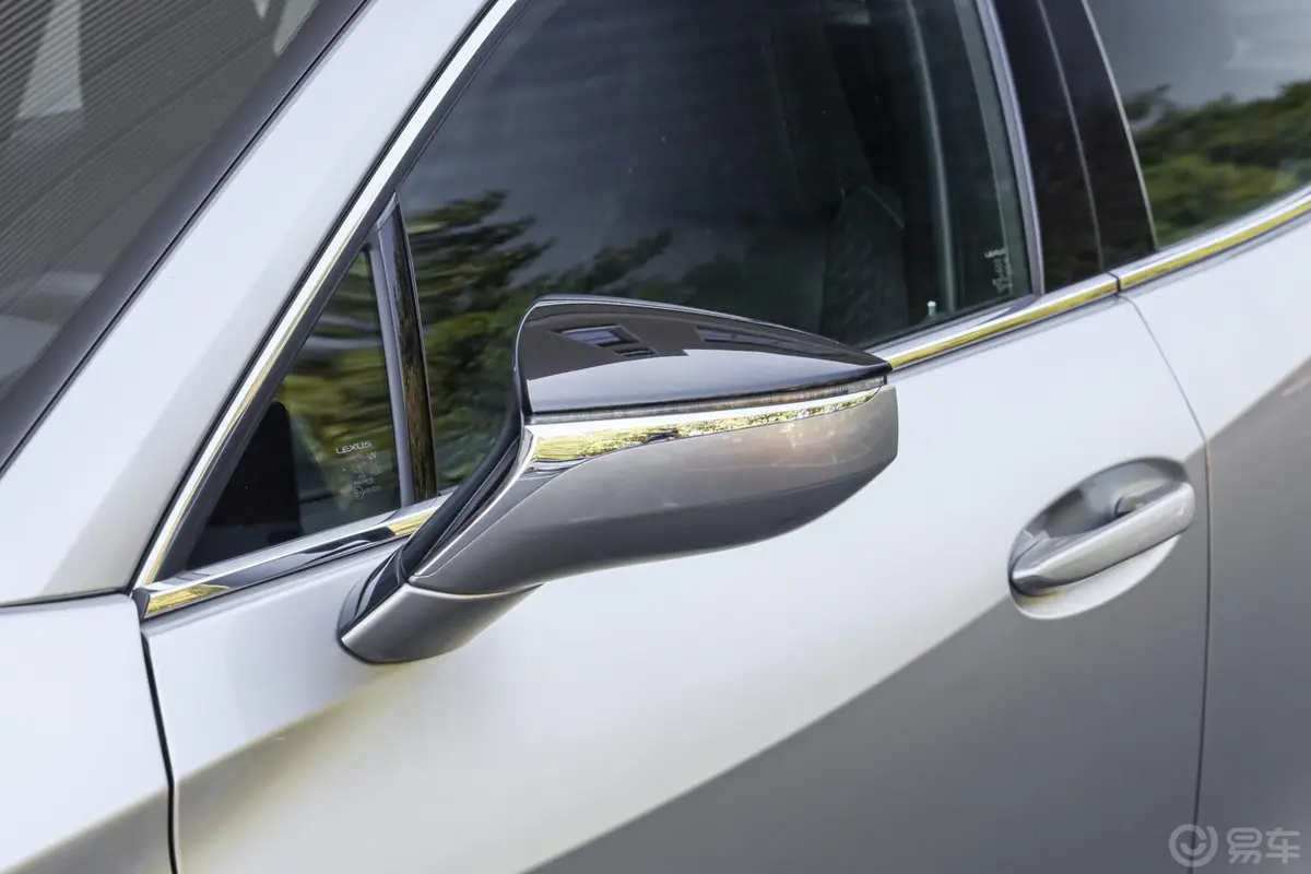 雷克萨斯UX 纯电动300e 纯·享版主驾驶后视镜背面