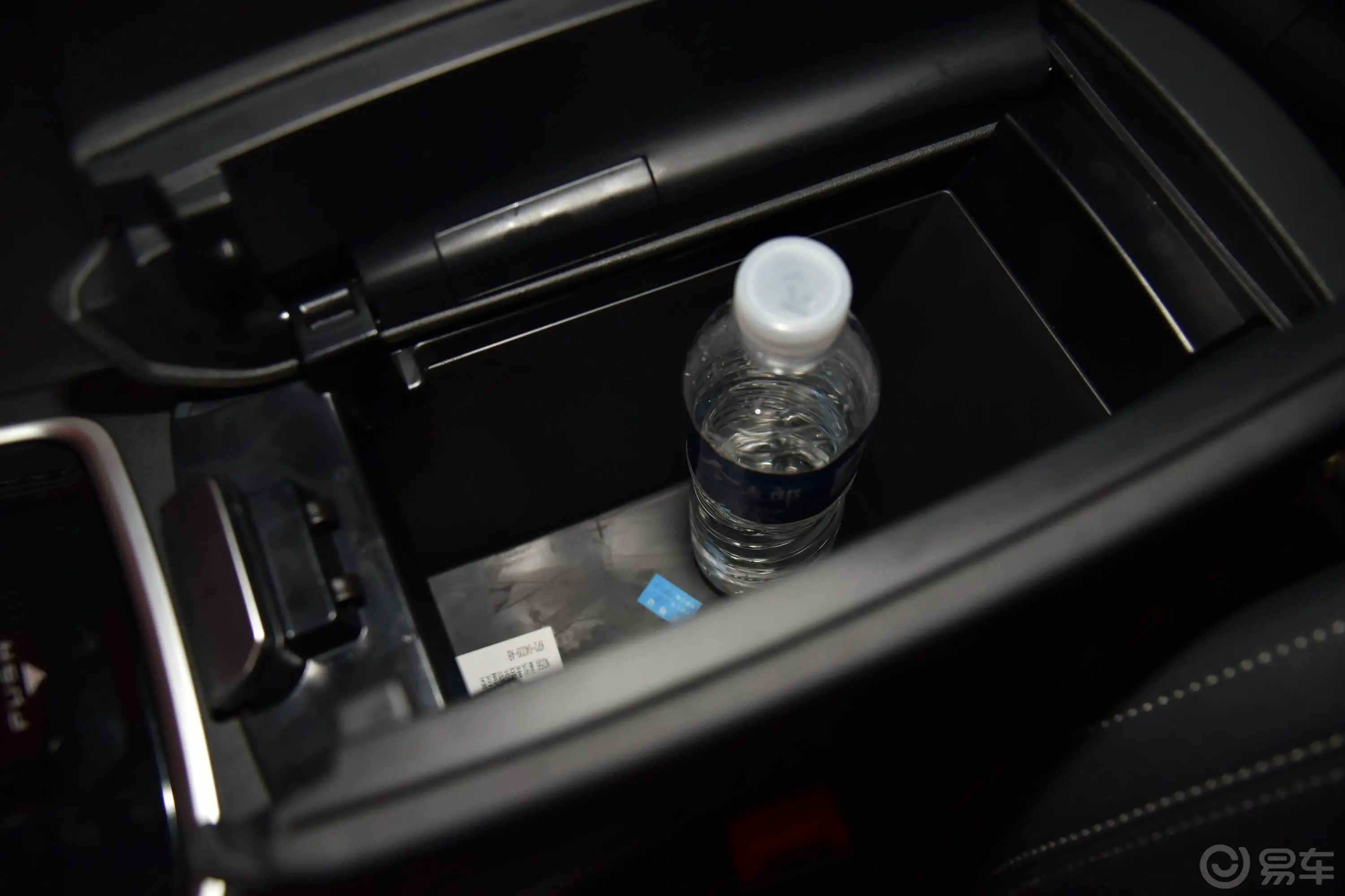 域虎92.0T 手自一体 两驱 舒享型 汽油前排扶手箱储物格