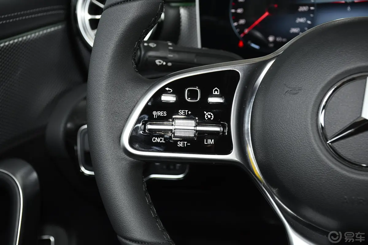 奔驰A级改款2 A 180 L 运动轿车左侧方向盘功能按键