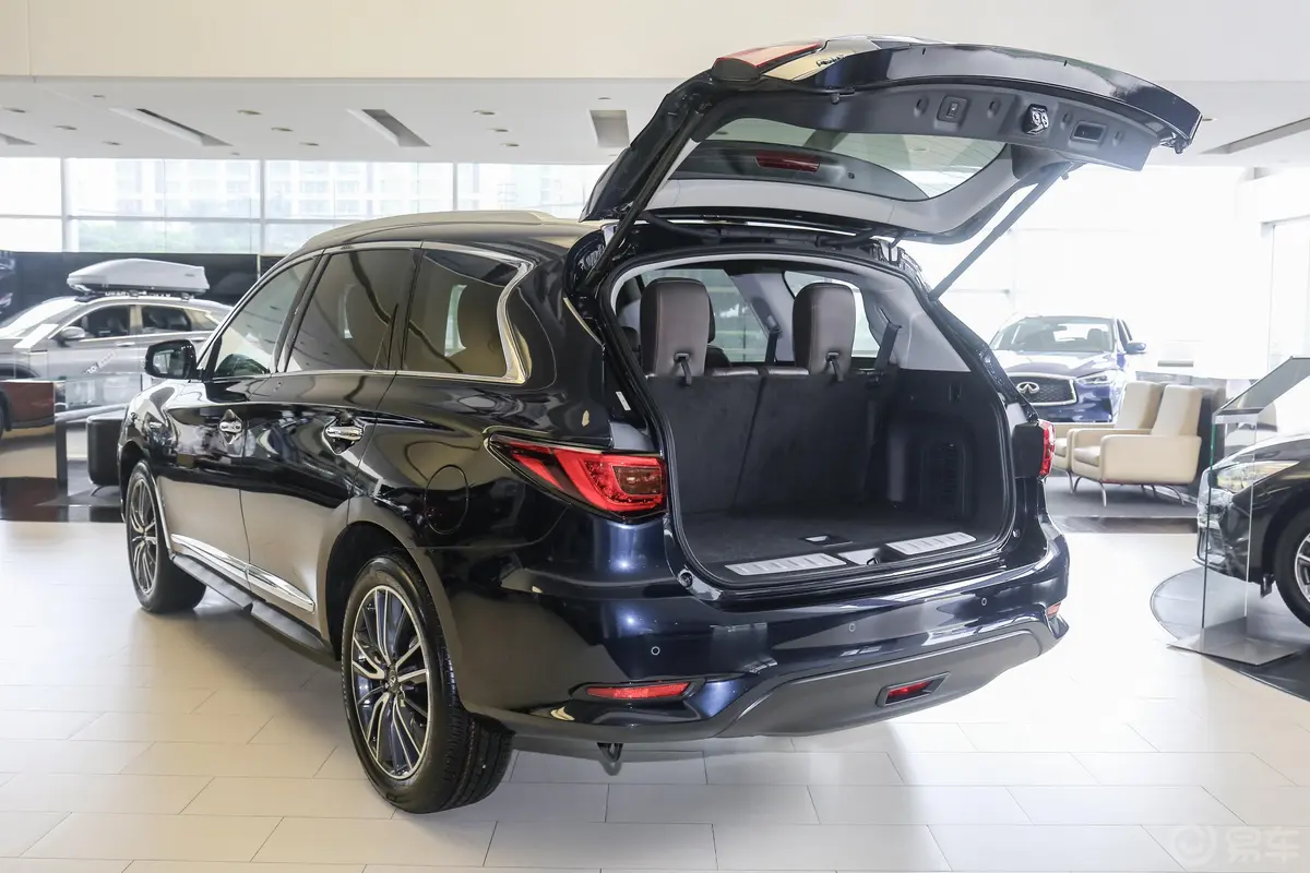 英菲尼迪QX60(进口)2.5 S/C Hybrid 四驱 全能版后备厢开启45度侧拍