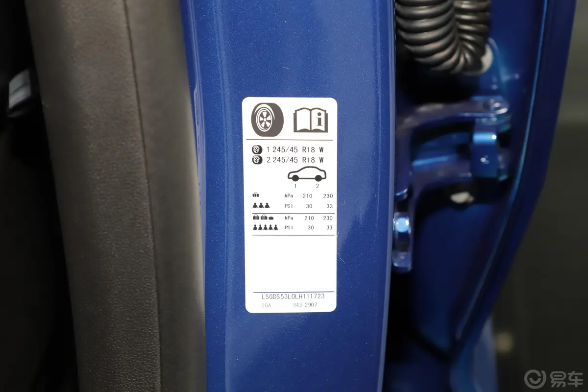 凯迪拉克CT5改款 28T 技术型胎压信息铭牌
