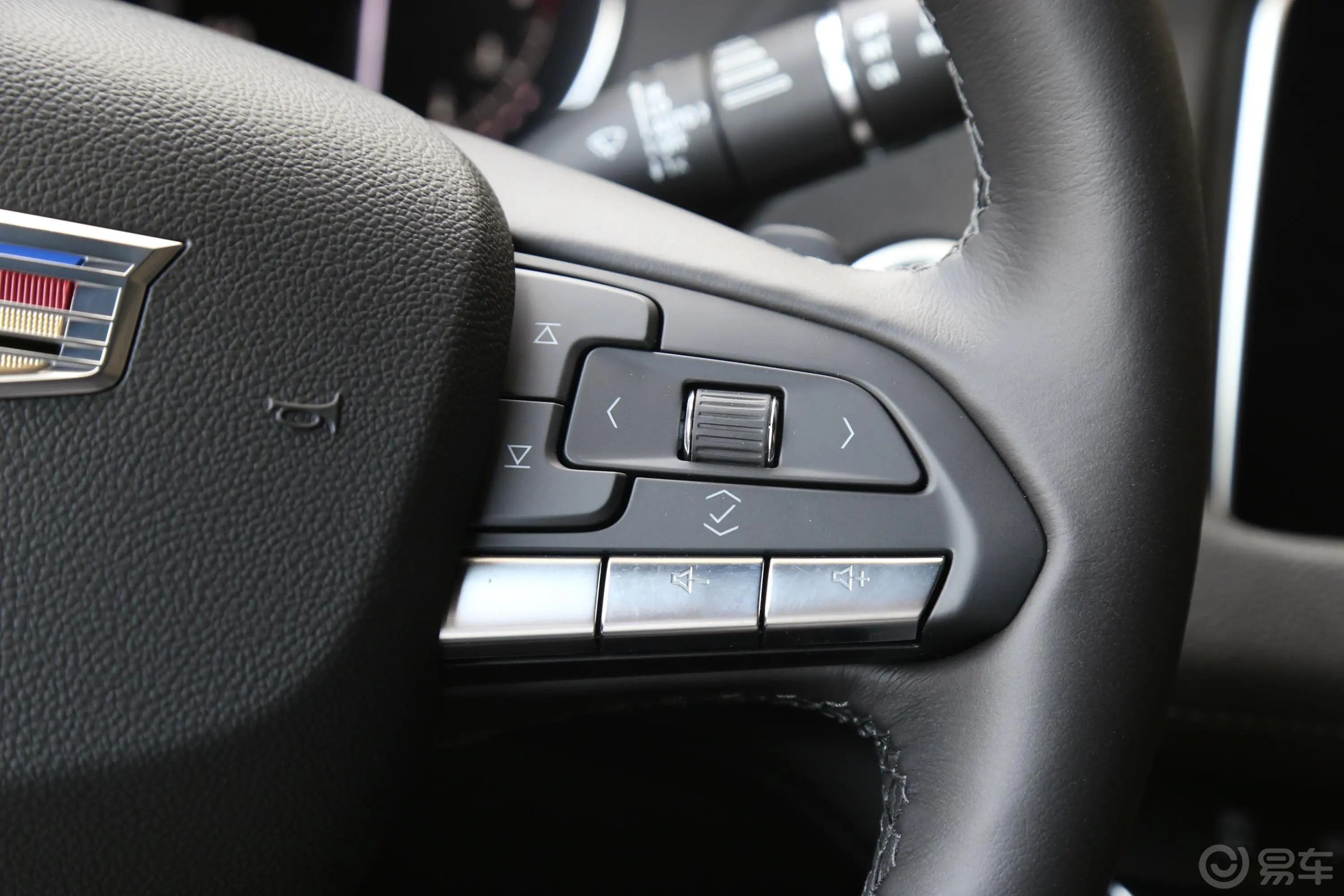 凯迪拉克XT4改款 28T 四驱 领先型右侧方向盘功能按键
