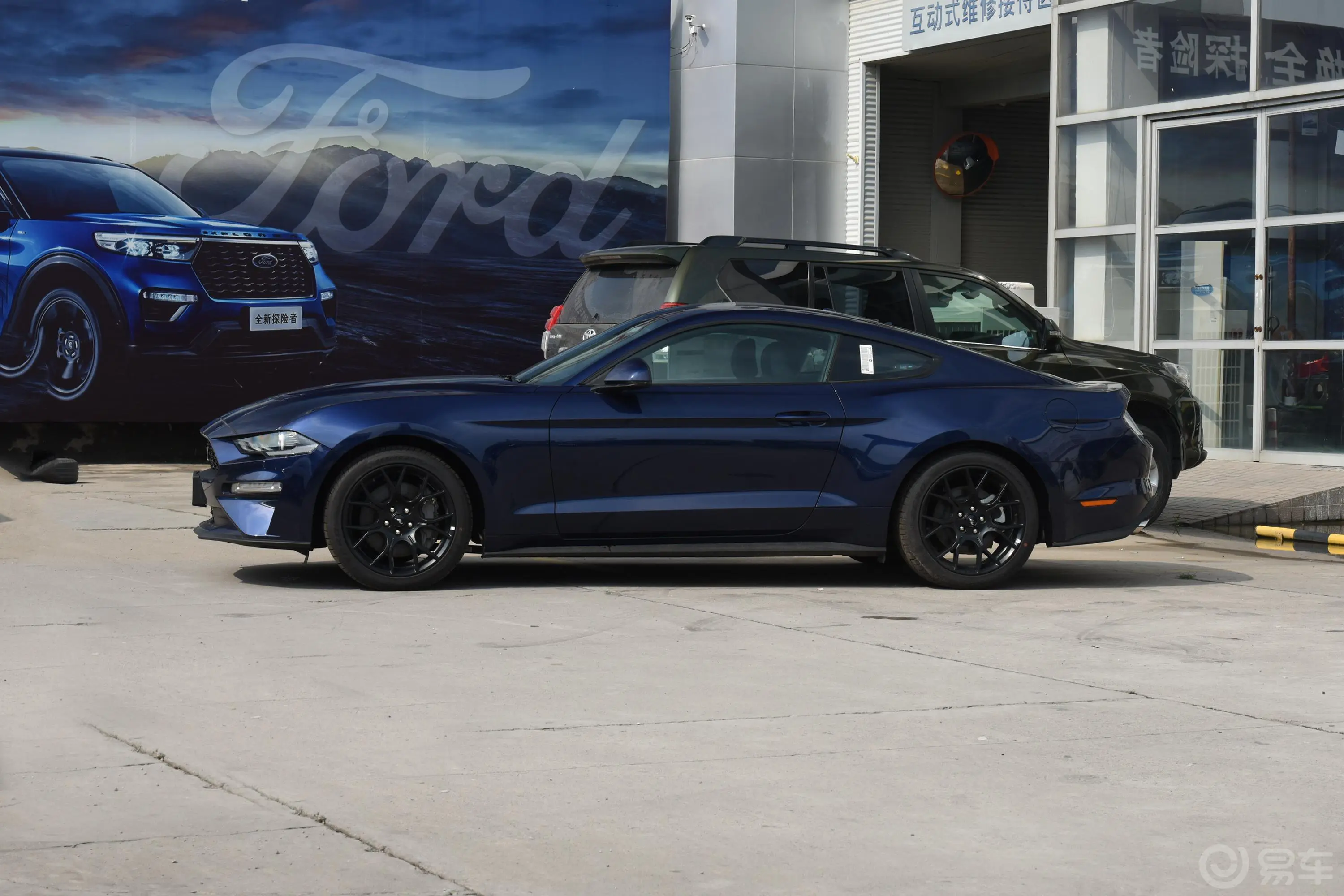 Mustang2.3L EcoBoost正侧车头向左水平