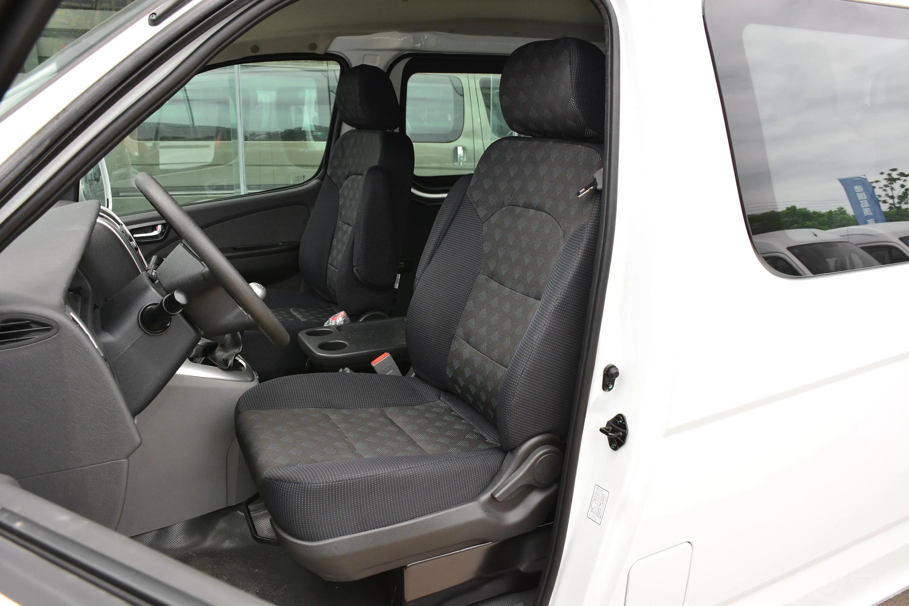 风景G5多用途乘用车 2.4L 手动 长轴平顶 商运版 9座 国VI驾驶员座椅