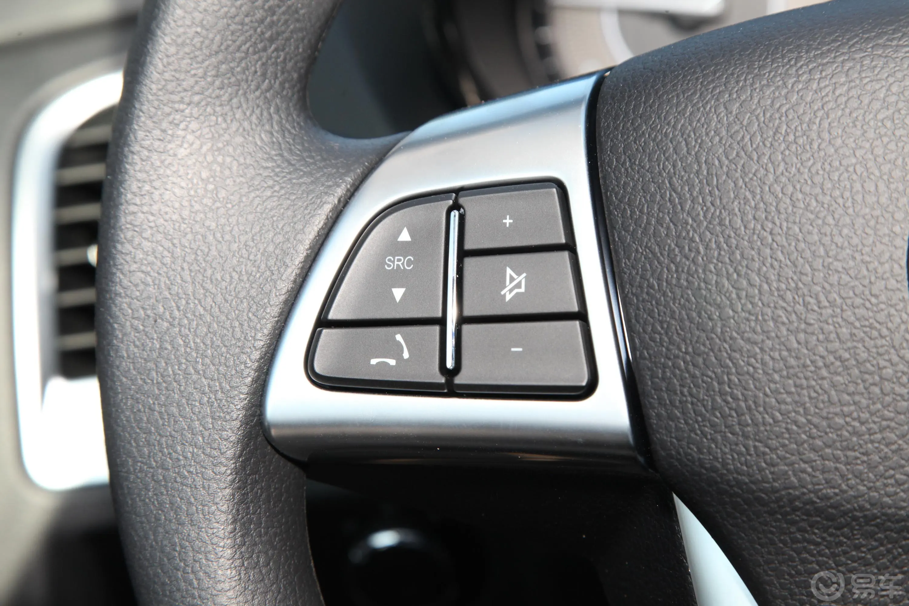 宝典2.5T 手动 四驱 标轴舒享版 柴油左侧方向盘功能按键