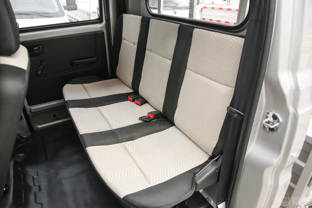 跨越王X1载货汽车N1 1.2L 双排单后轮 舒适版 SC1031XAS6B1 汽油 国VI后排座椅