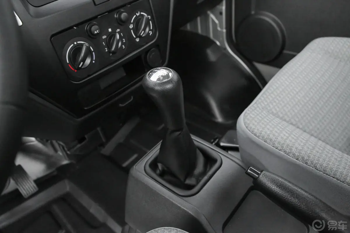 新豹T5载货汽车N1 1.5L 单排单后轮 舒适版(5.3米长)SC1031NGD62 汽油 国Ⅵ换挡杆