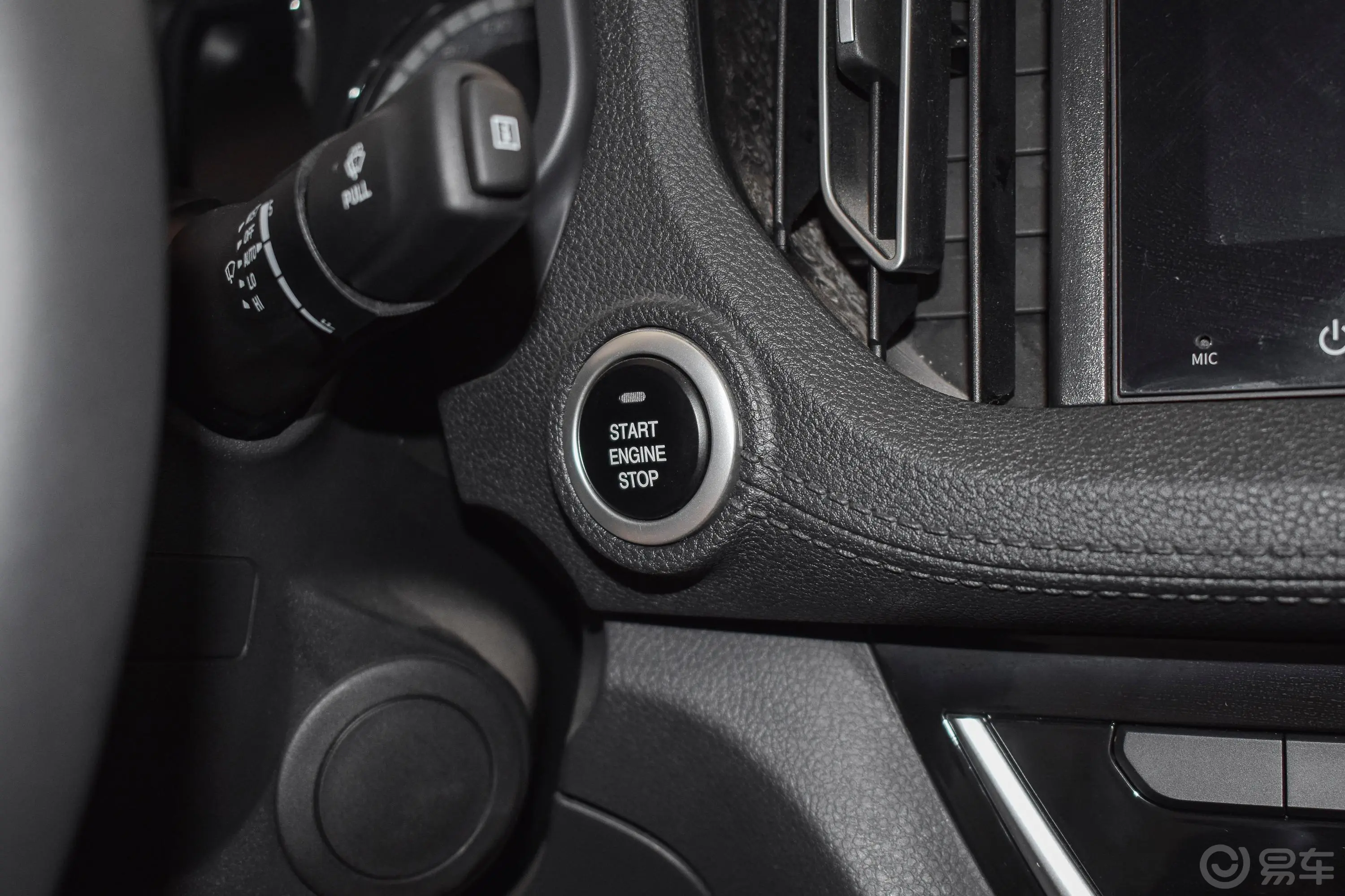 瑞迈S标轴版 2.5T 手动 四驱 旗舰版 柴油 国VI钥匙孔或一键启动按键