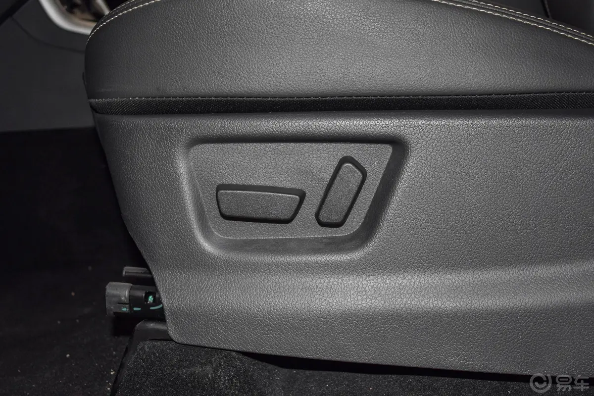 瑞迈S标轴版 2.5T 手动 四驱 旗舰版 柴油 国VI主驾座椅调节