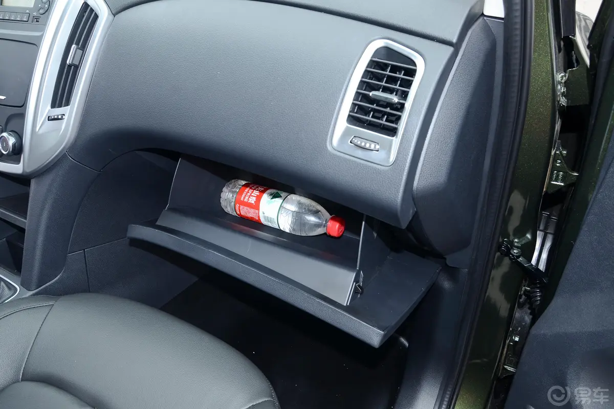 宝典1.8T 手动 两驱 长轴舒享版 汽油手套箱空间水瓶横置