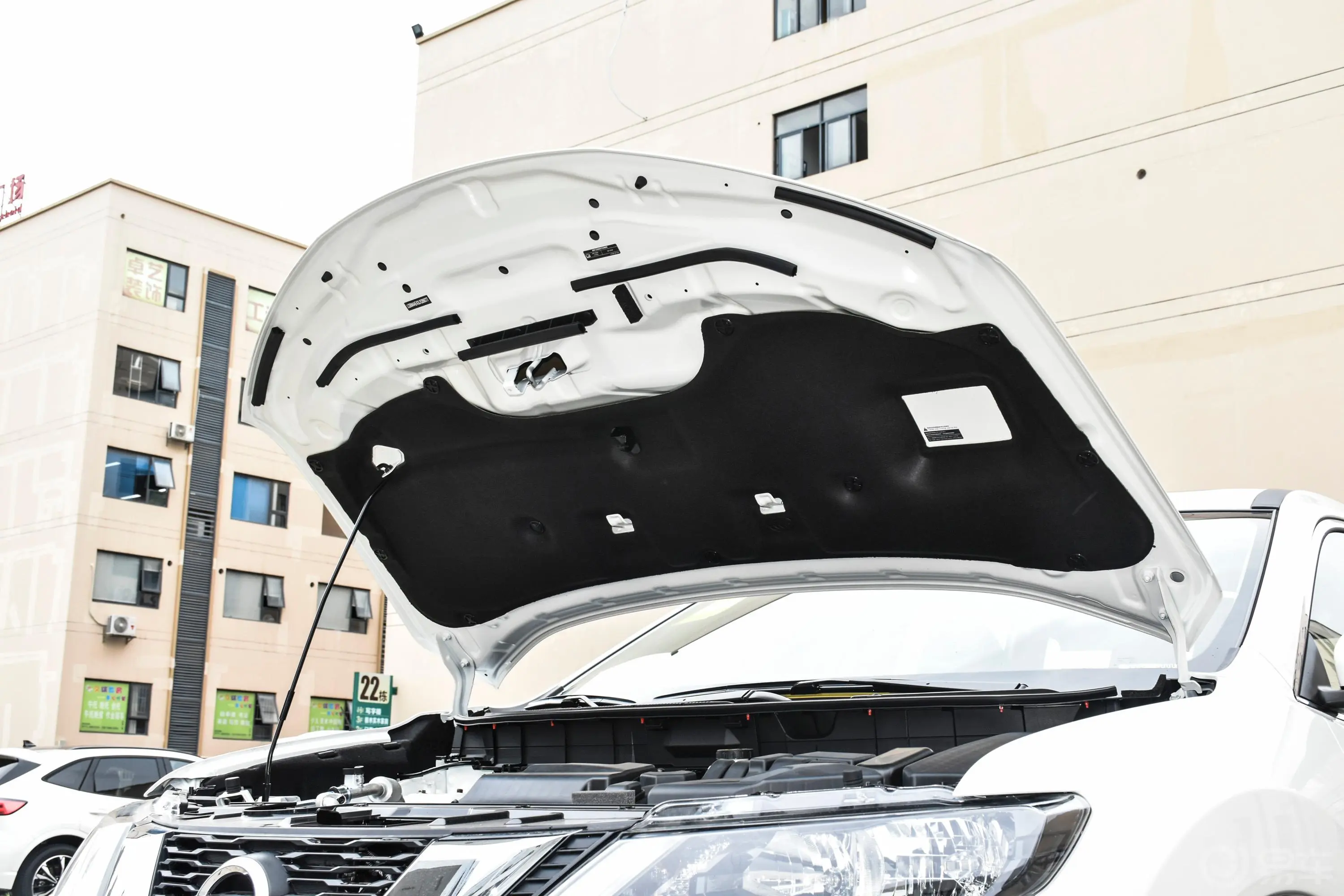 奇骏2.0L CVT 两驱 智联舒适版 5座前舱盖内侧