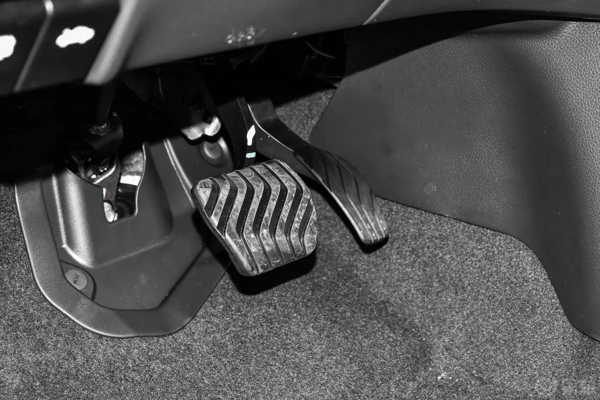 奇骏2.0L CVT 两驱 智联舒适版 5座脚踏板