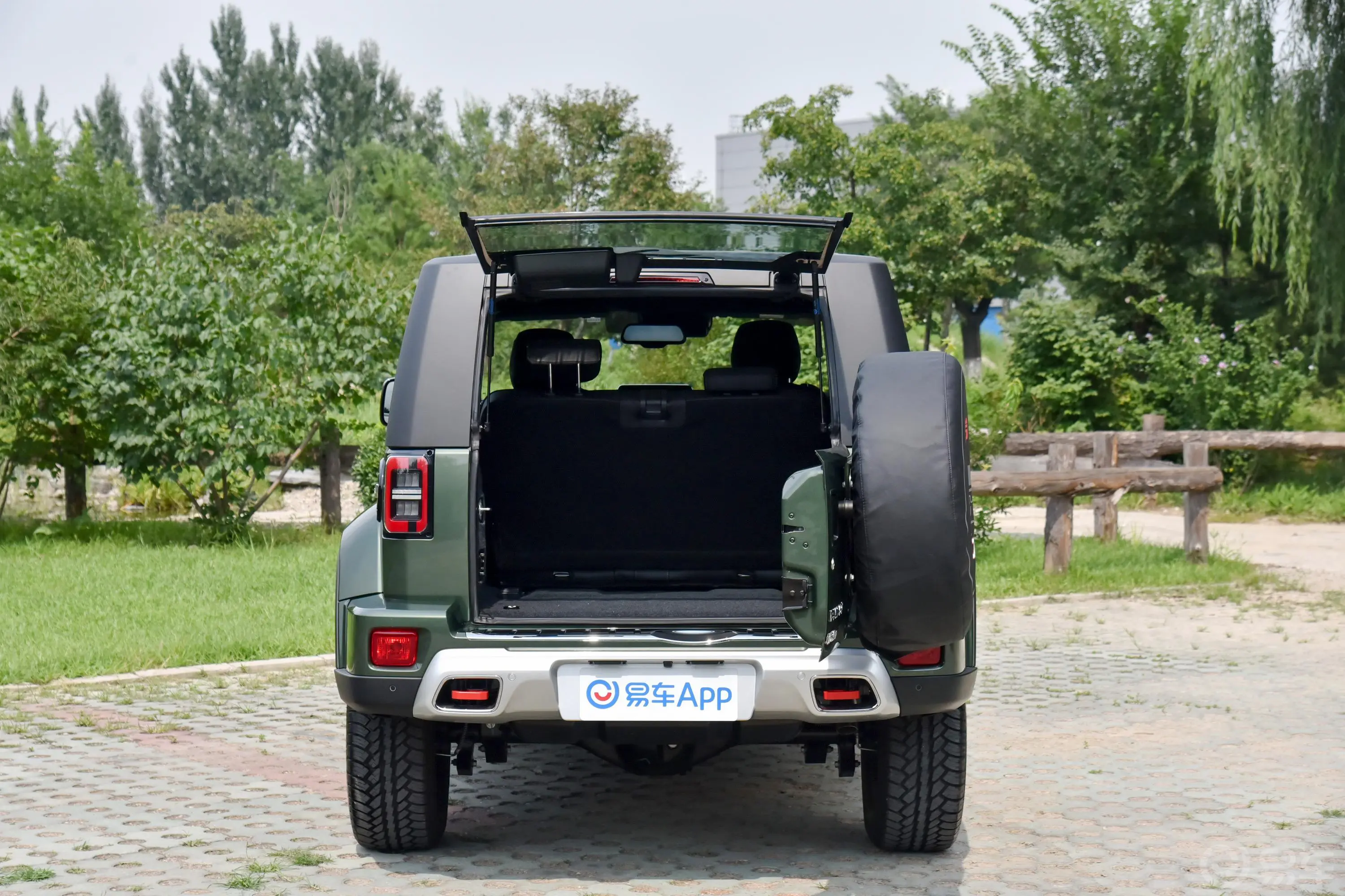 北京BJ40致敬2020版 2.0T 自动四驱至尊版 汽油后备厢