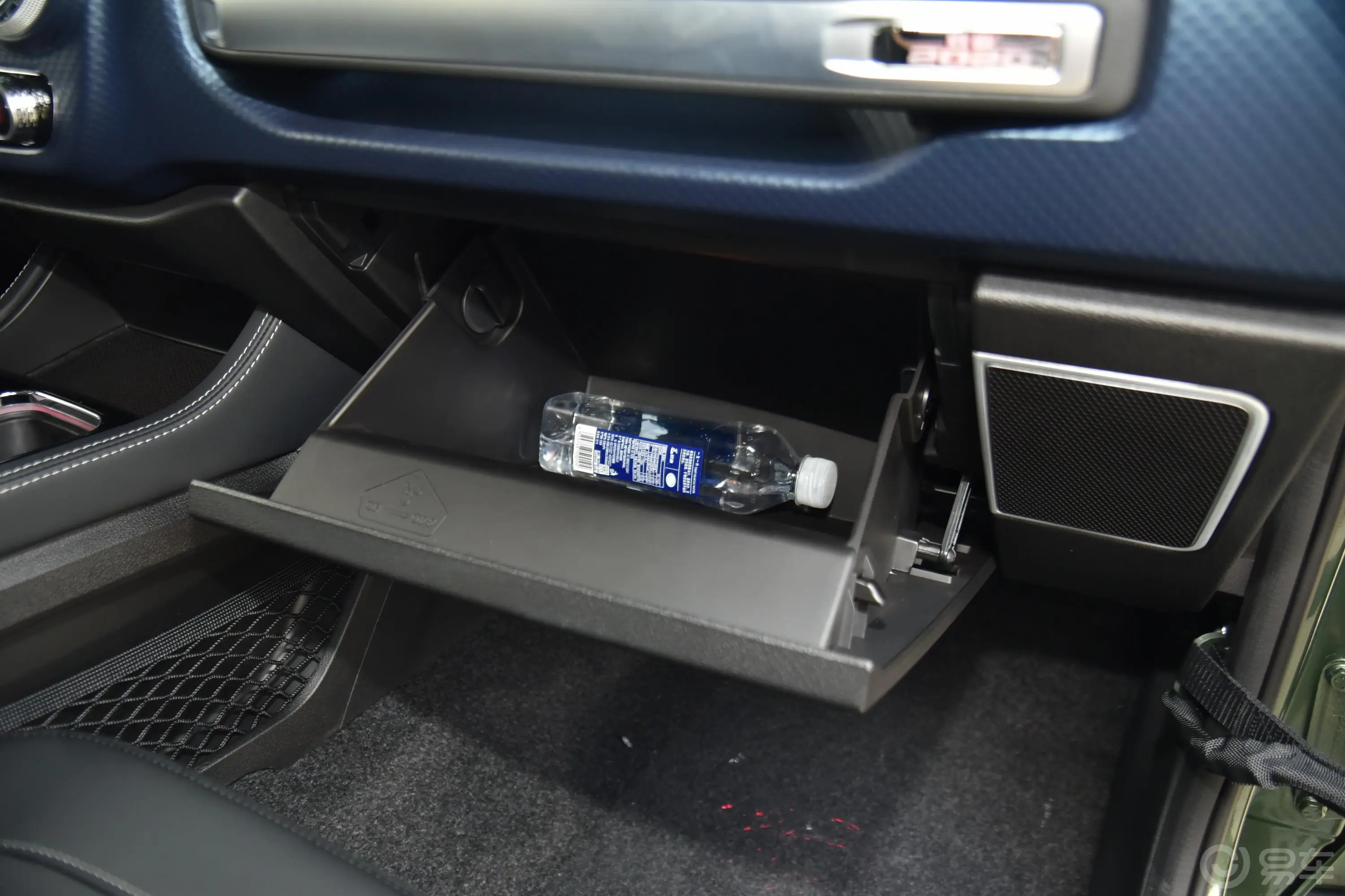 北京BJ40致敬2020版 2.0T 自动四驱至尊版 汽油手套箱空间水瓶横置