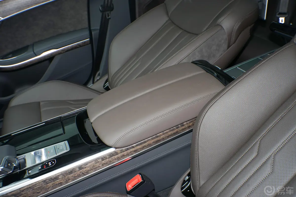 奥迪A8改款 Plus A8L 55 TFSI quattro 尊贵型前排中央扶手