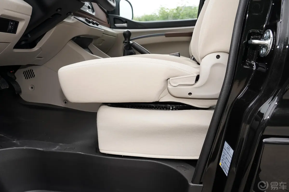 菱智M5L 1.6L 手动 实用型 7座 国VI内饰