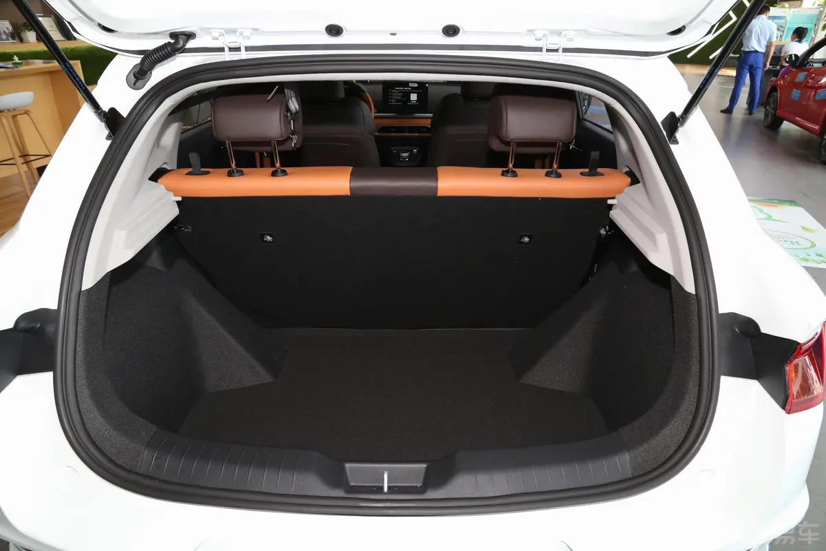 比亚迪e2升级版 高续航版 豪华型后备厢空间特写