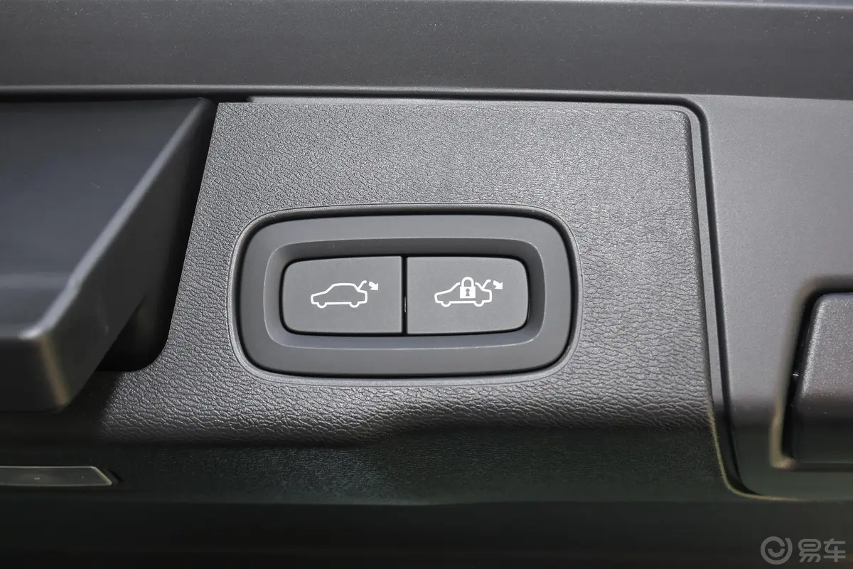 沃尔沃XC60T5 四驱 智远运动版电动尾门按键（手动扶手）