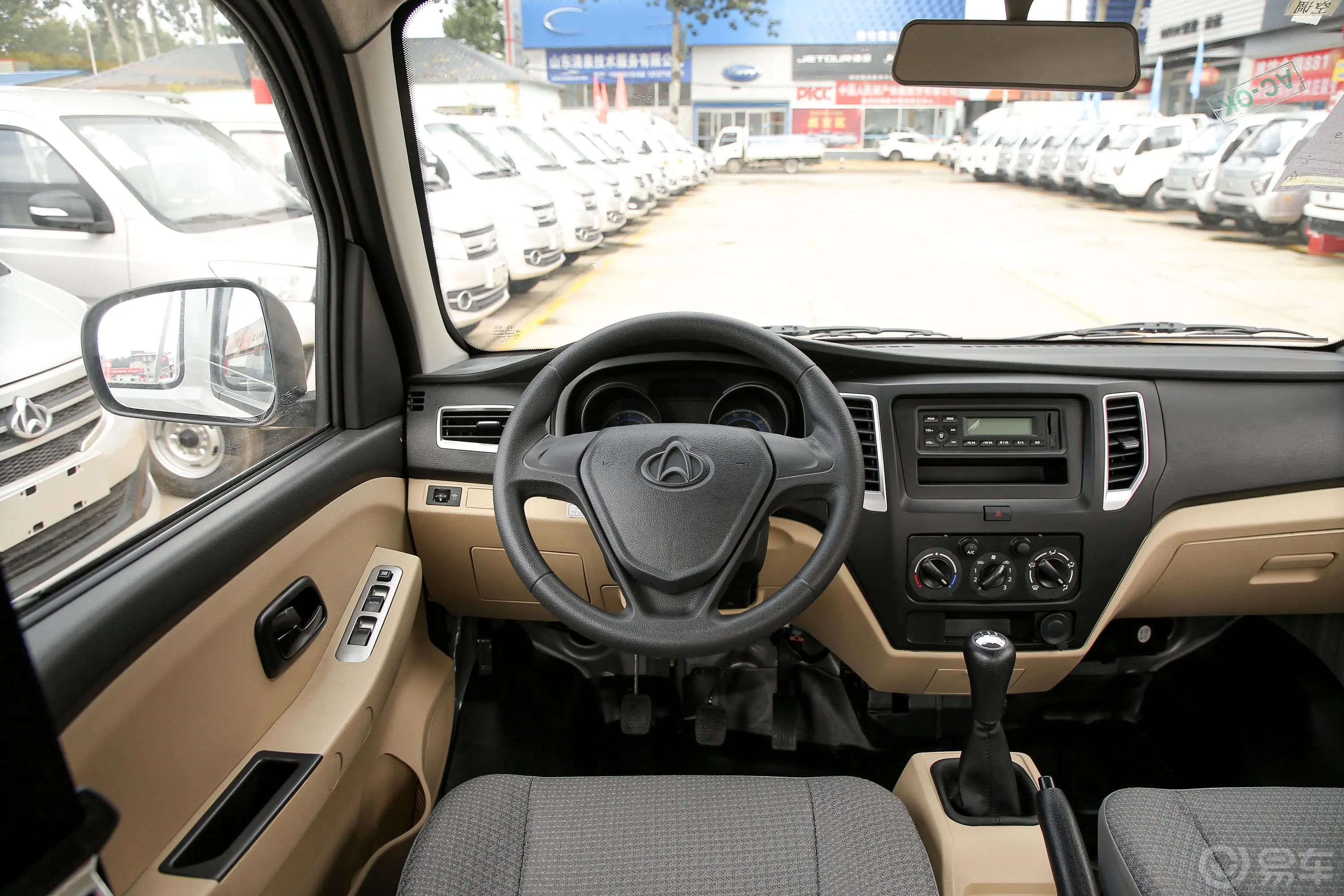 新豹T51.6L 标准型双排后双轮标准货箱驾驶位区域