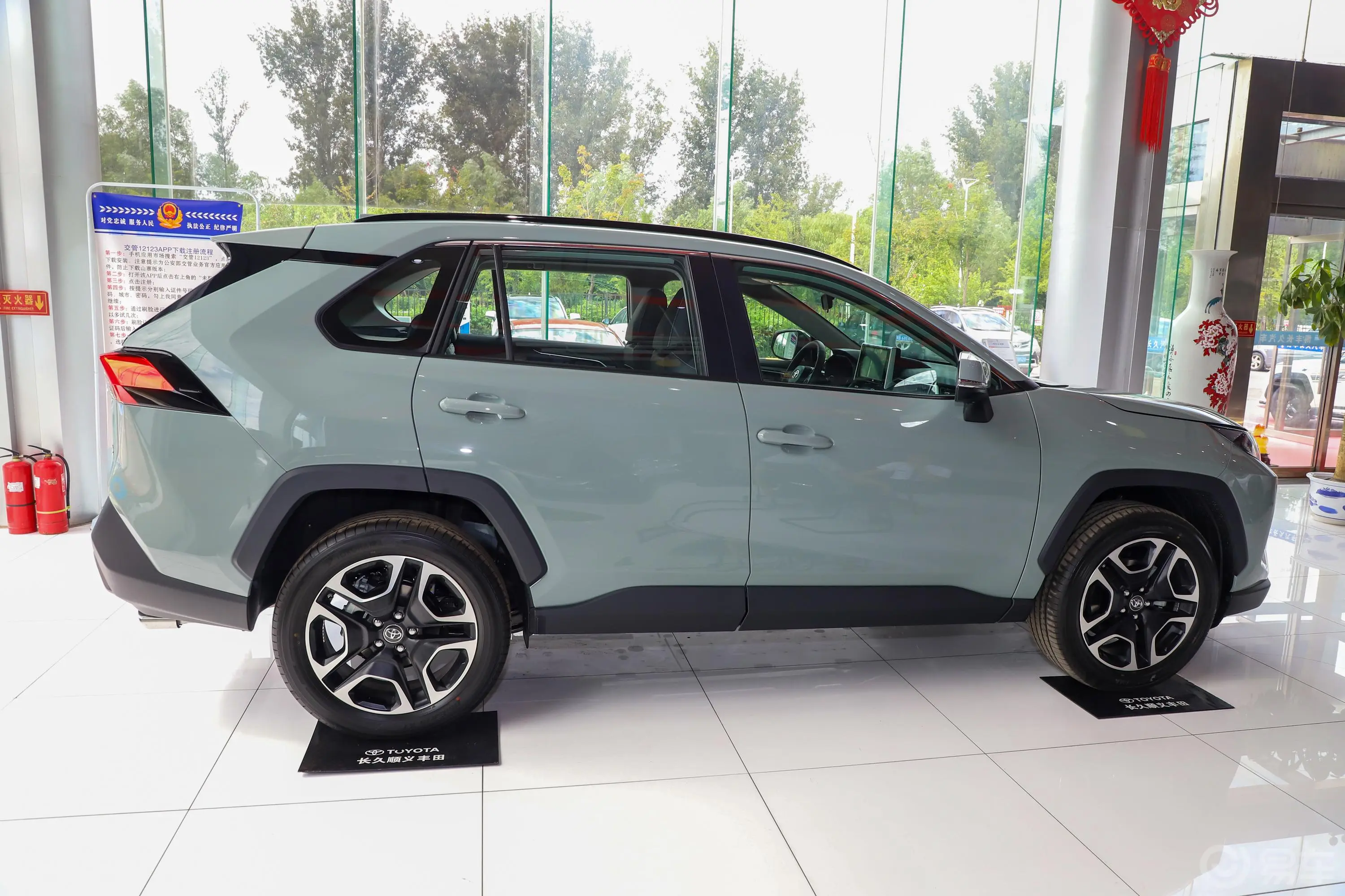 RAV4荣放2.0L CVT 两驱 尊贵版正侧车头向右水平