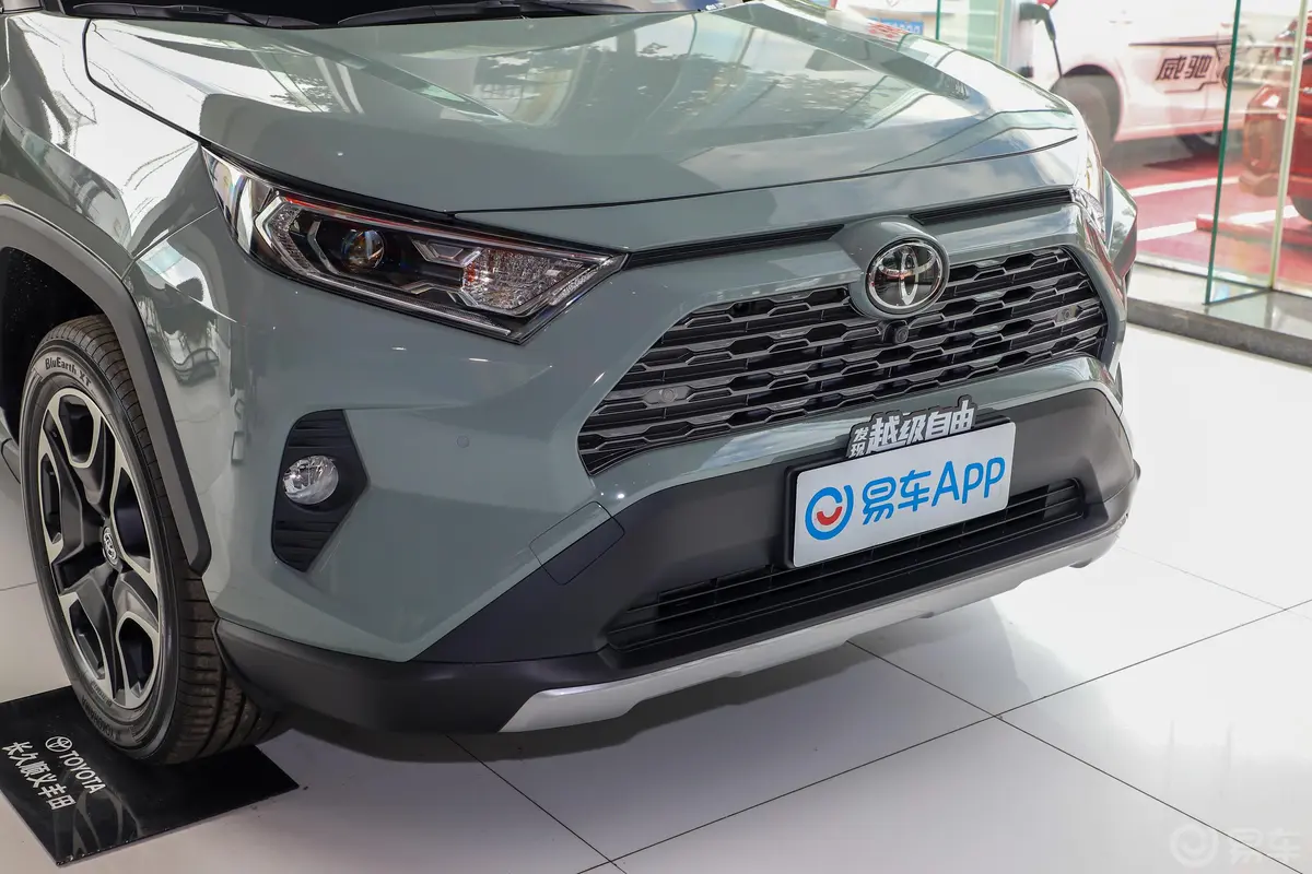 RAV4荣放2.0L CVT 两驱 尊贵版前格栅侧俯拍