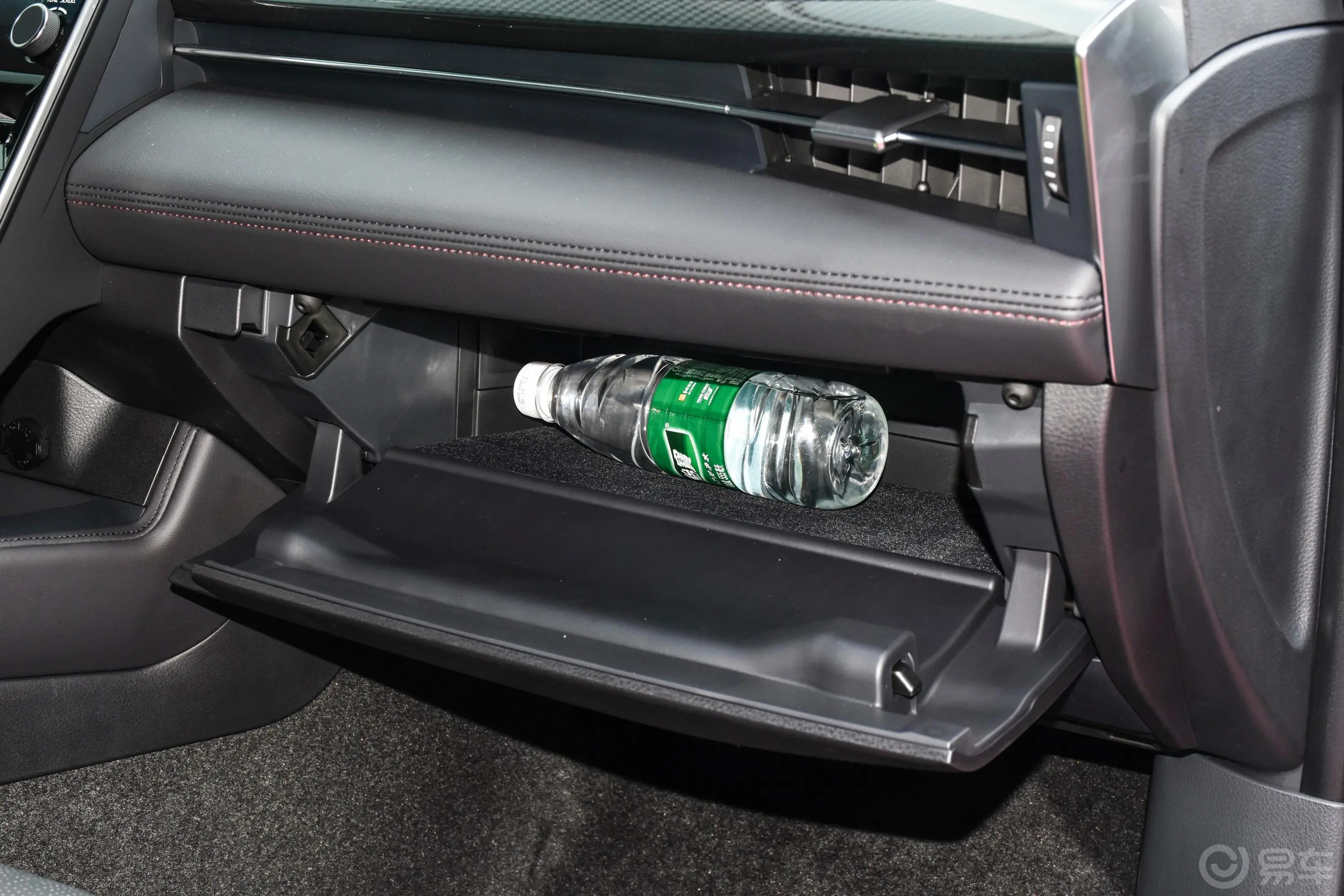 亚洲龙2.5L 手自一体 Touring尊贵 SPORT版 国VI手套箱空间水瓶横置
