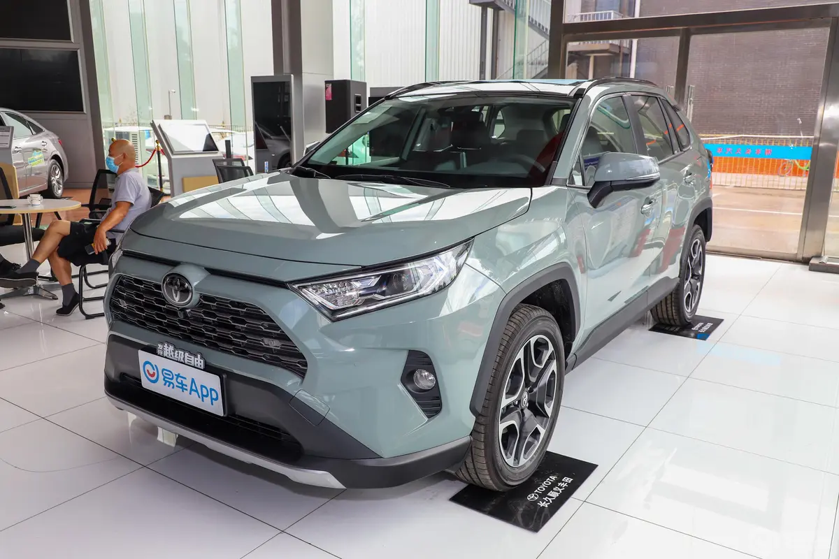 RAV4荣放2.0L CVT 两驱 尊贵版侧前45度车头向左水平