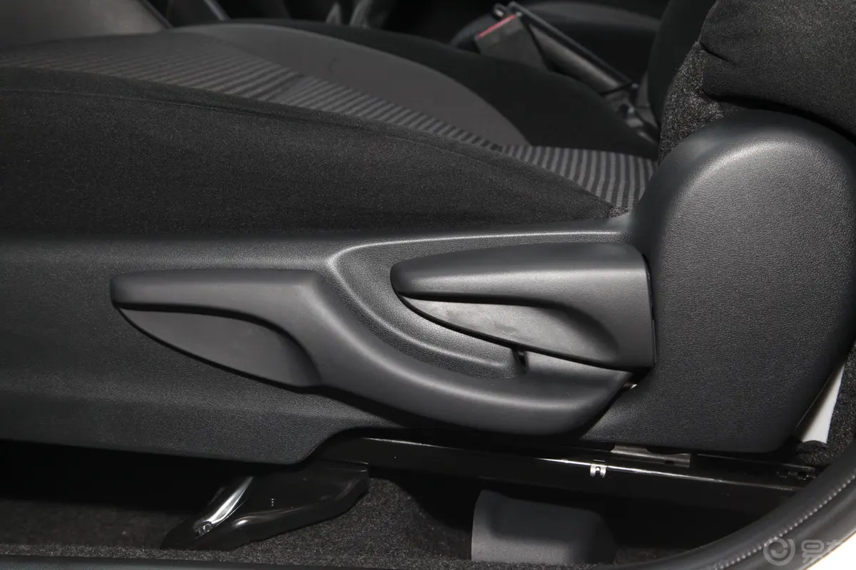 威驰1.5L CVT创行版主驾座椅调节