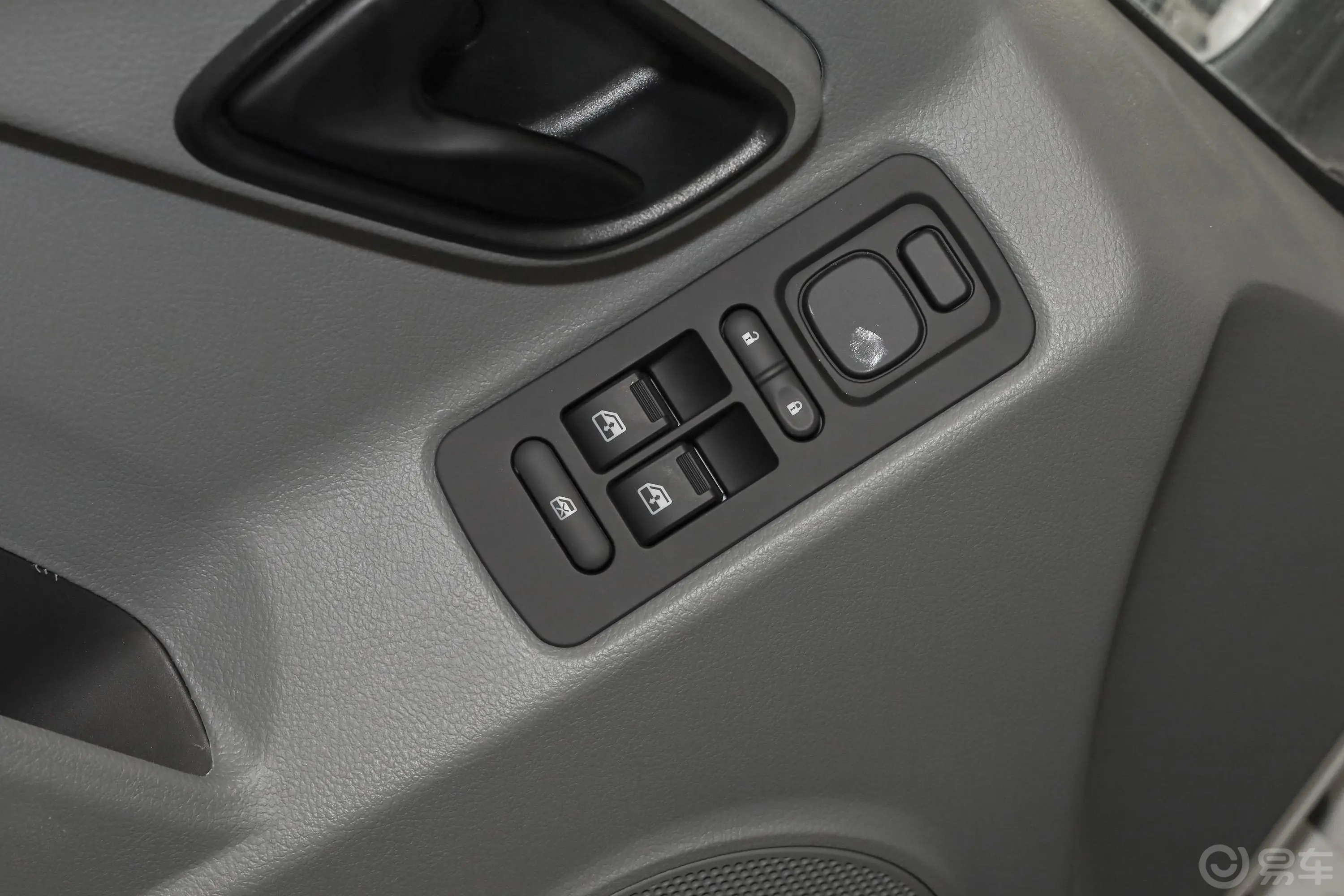 图雅诺2.5T 手动 加长轴中顶 多功能版(4J系列) 5-7座 柴油 国V车窗调节整体