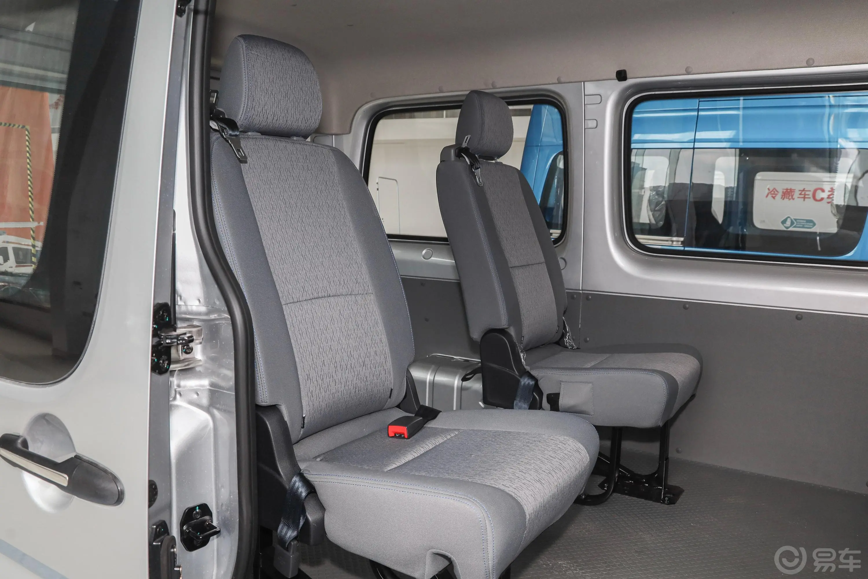 图雅诺2.5T 手动 短轴平顶 E5多功能版(4J系列) 5-6座 柴油 国V后排座椅