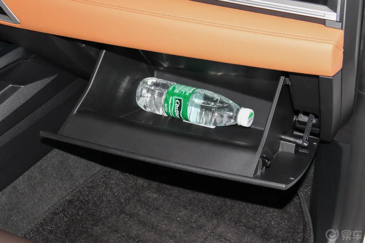 比亚迪e3升级版 高续航版 豪华型手套箱空间水瓶横置