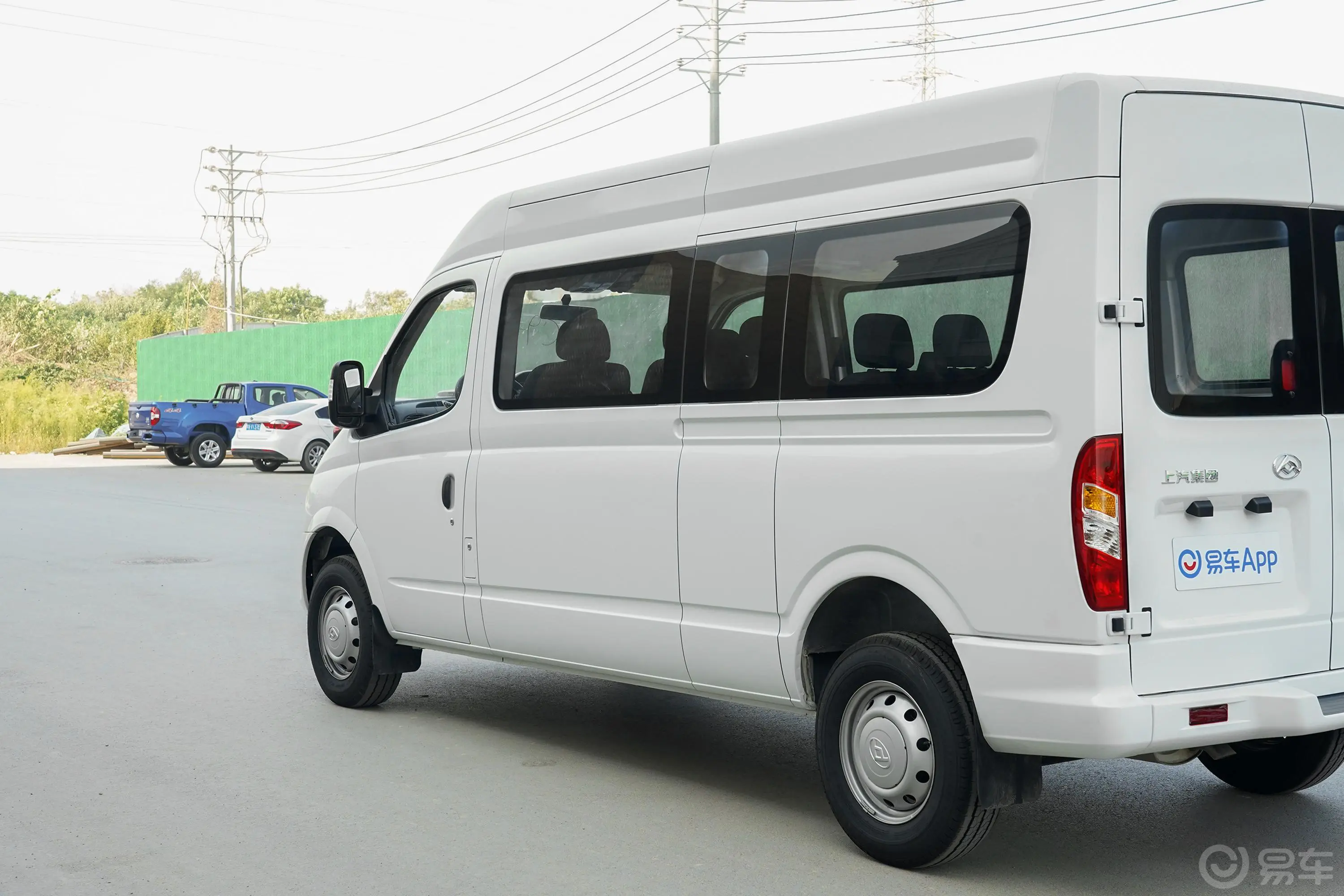 新途V80经典款 VAN 2.5T AMT 短轴中顶 6座 国V外观