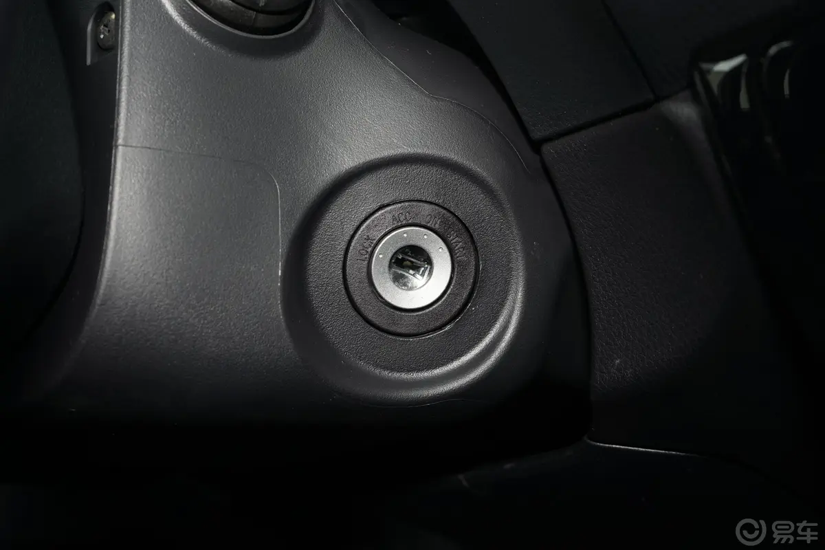 威驰1.5L 手动前行版钥匙孔或一键启动按键