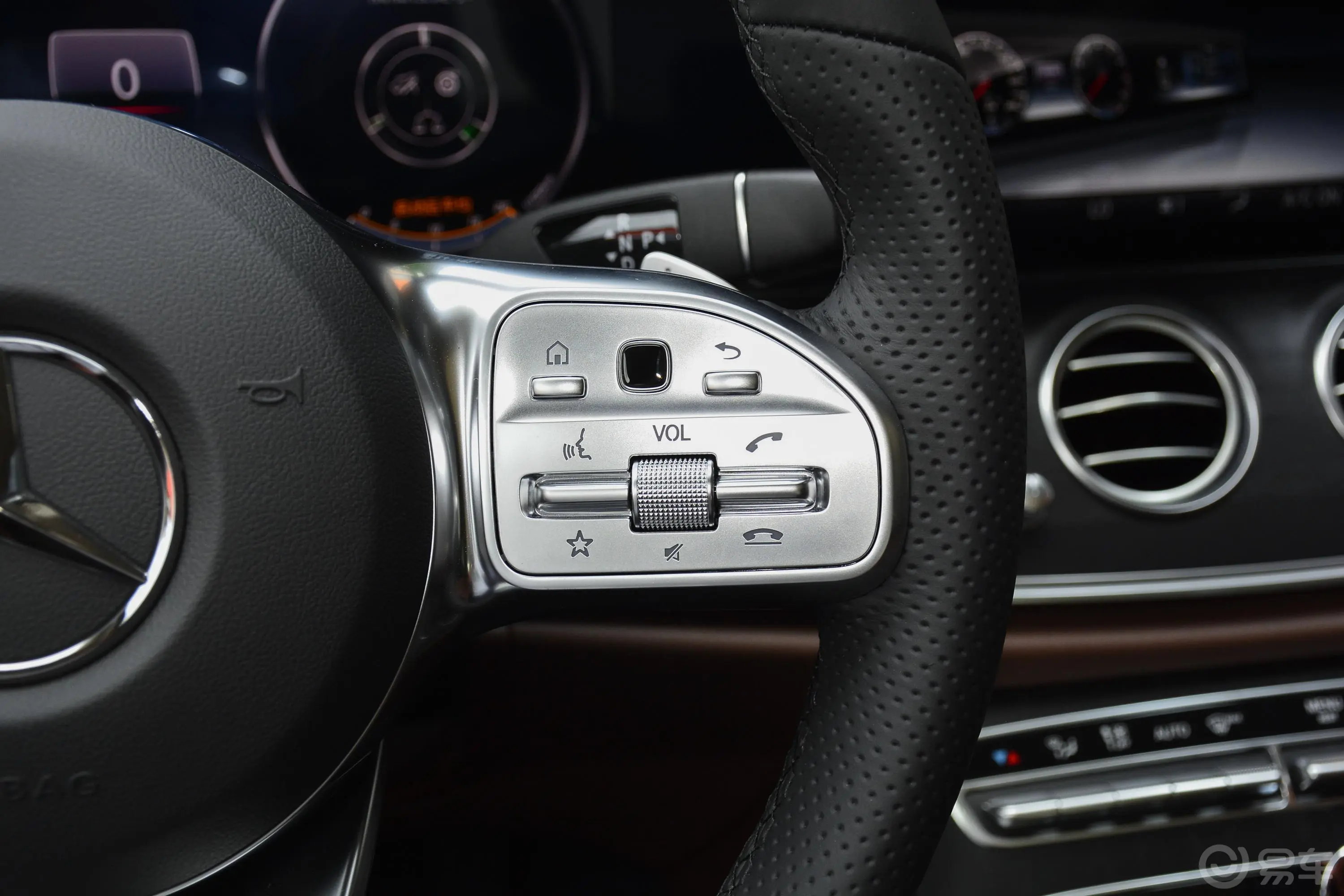 奔驰E级改款 E 350 L 运动型 4MATIC右侧方向盘功能按键