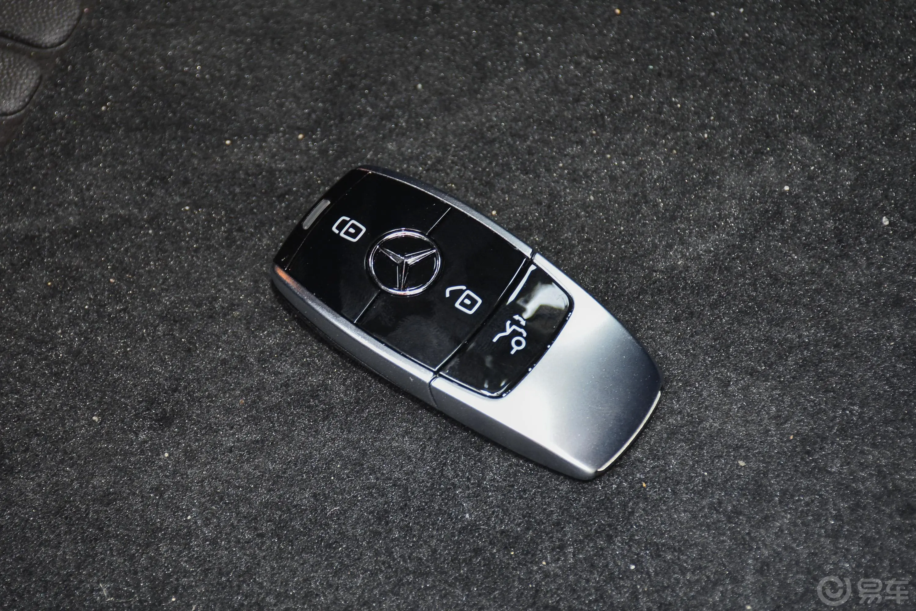 奔驰E级改款 E 350 L 运动型 4MATIC钥匙孔或一键启动按键