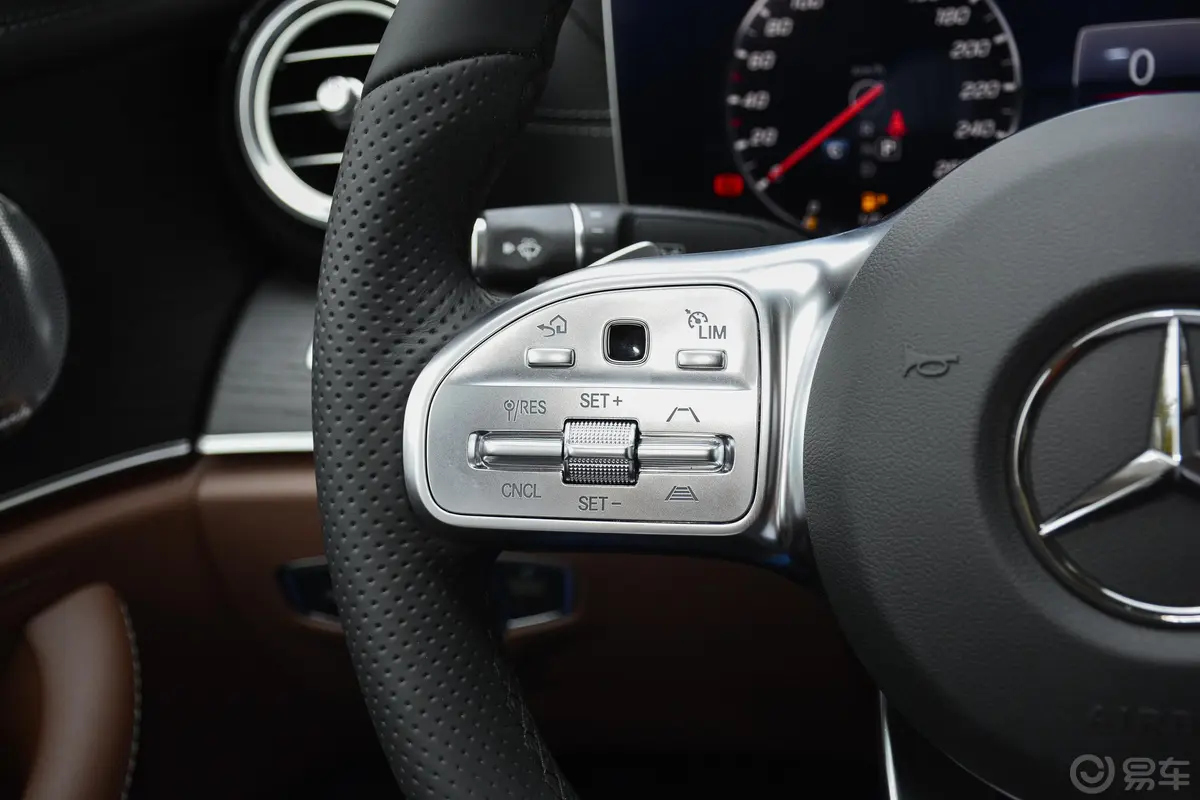 奔驰E级改款 E 350 L 运动型 4MATIC左侧方向盘功能按键