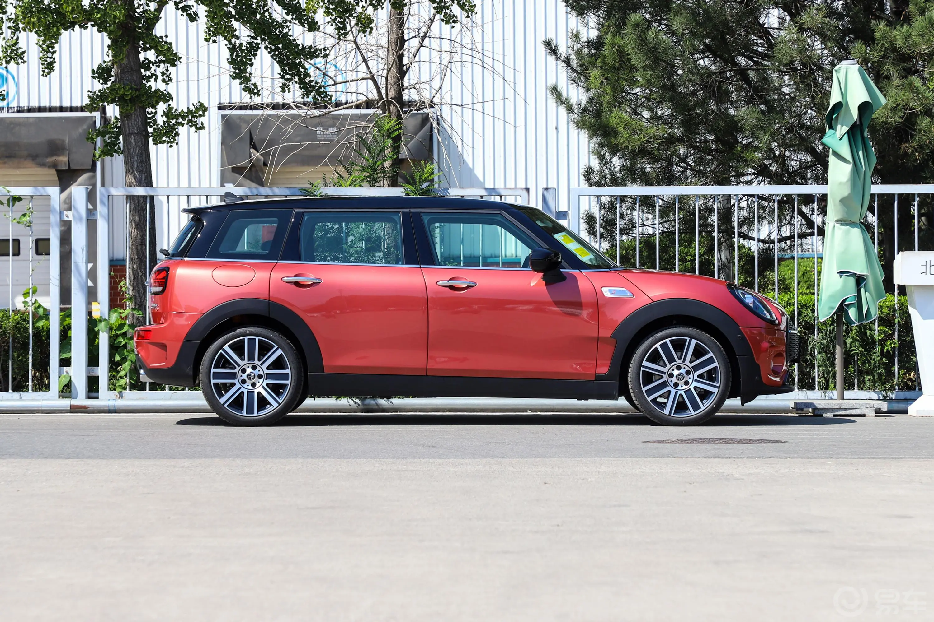 MINI CLUBMAN2.0T COOPER S正侧车头向右水平