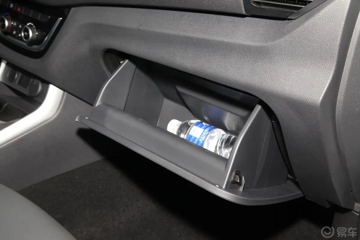 瑞迈2.8T 手动 四驱 加长舒享版 柴油手套箱空间水瓶横置