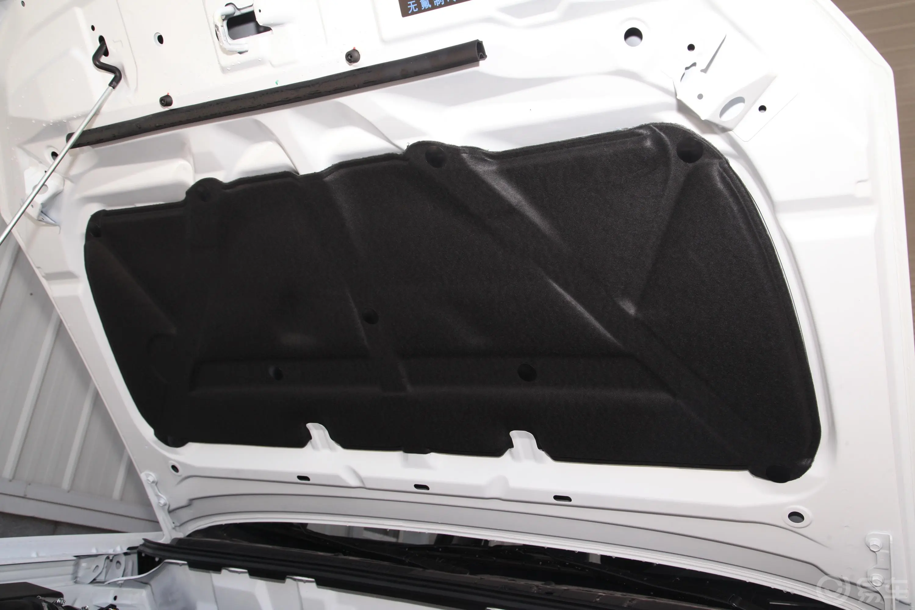 瑞迈2.8T 手动 四驱 加长舒享版 柴油发动机舱盖内侧