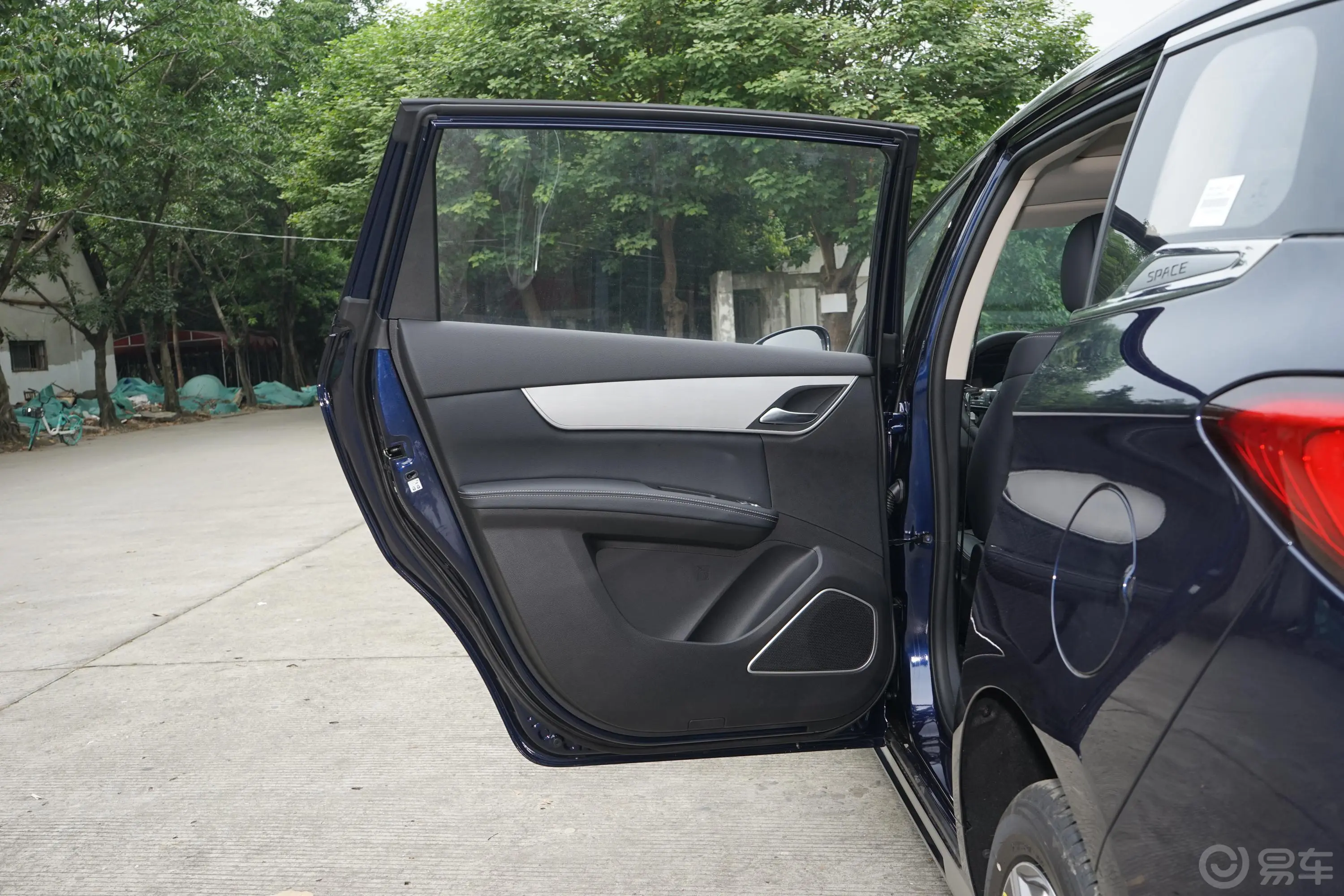 宋MAX升级版 1.5TI 双离合 尊贵型 6座 国VI驾驶员侧后车门