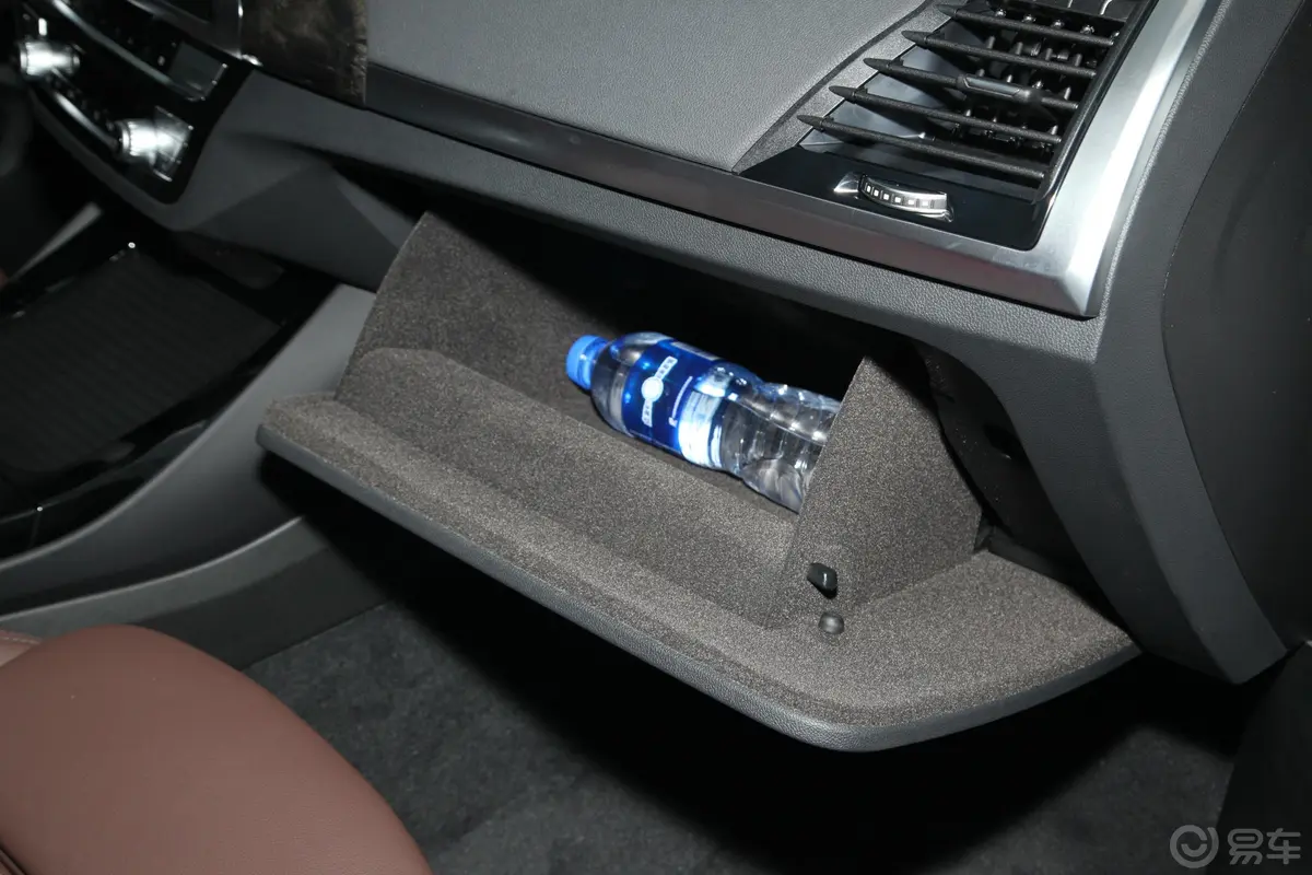 宝马X3xDrive 30i 领先型 M运动套装手套箱空间水瓶横置