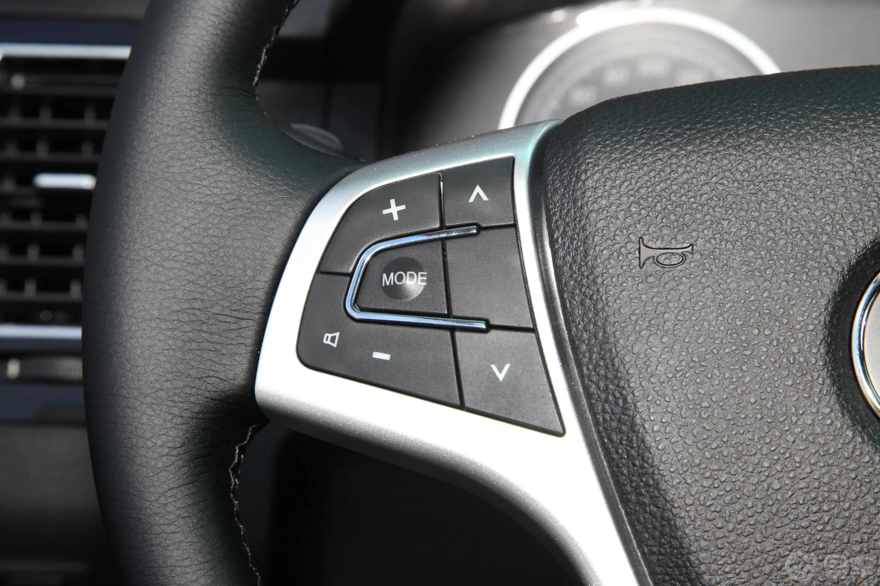 萨普长轴 1.5L 手动 两驱 舒适型 汽油左侧方向盘功能按键