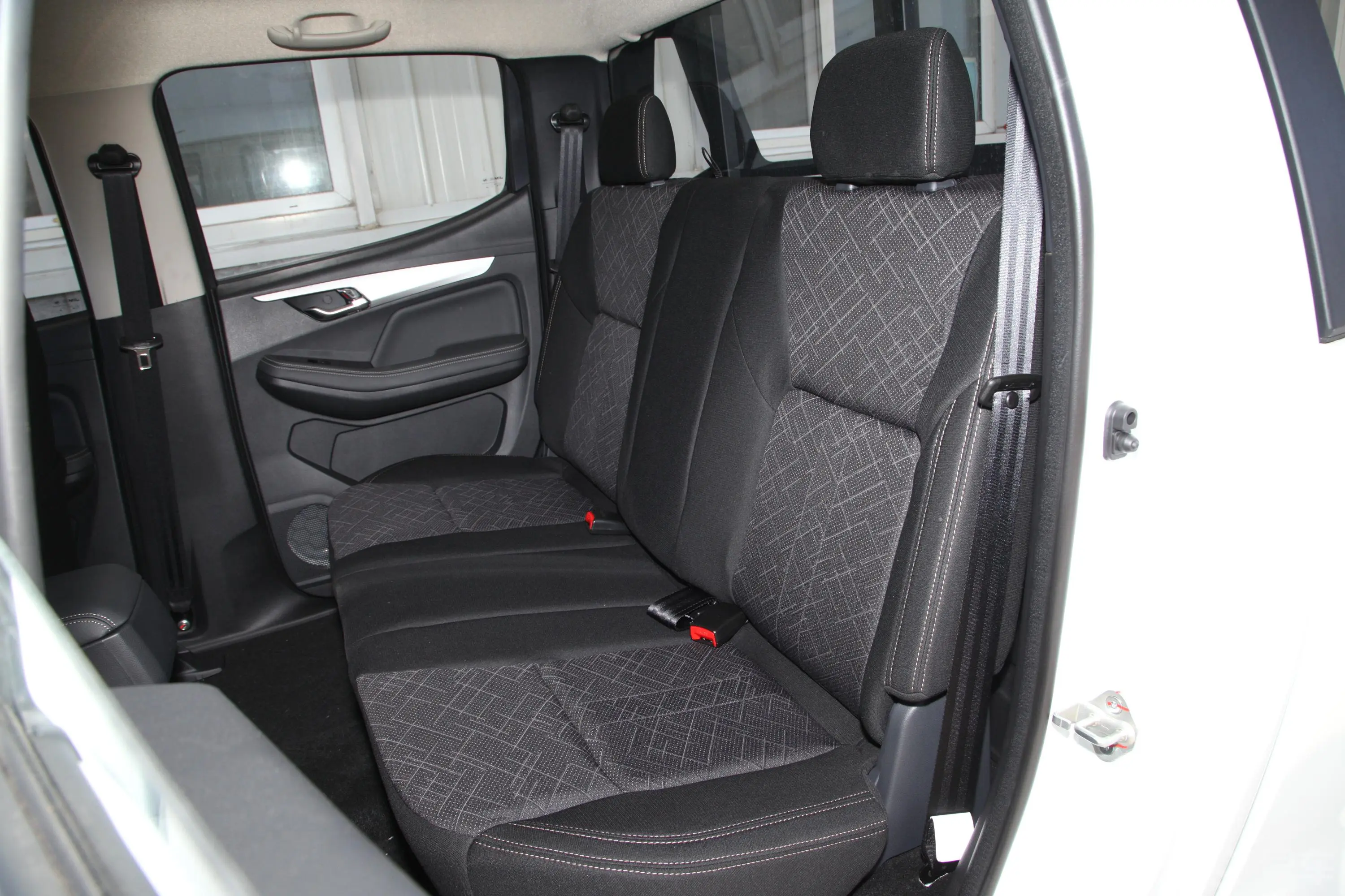 瑞迈2.4T 手动 两驱 长轴舒适版 汽油后排座椅
