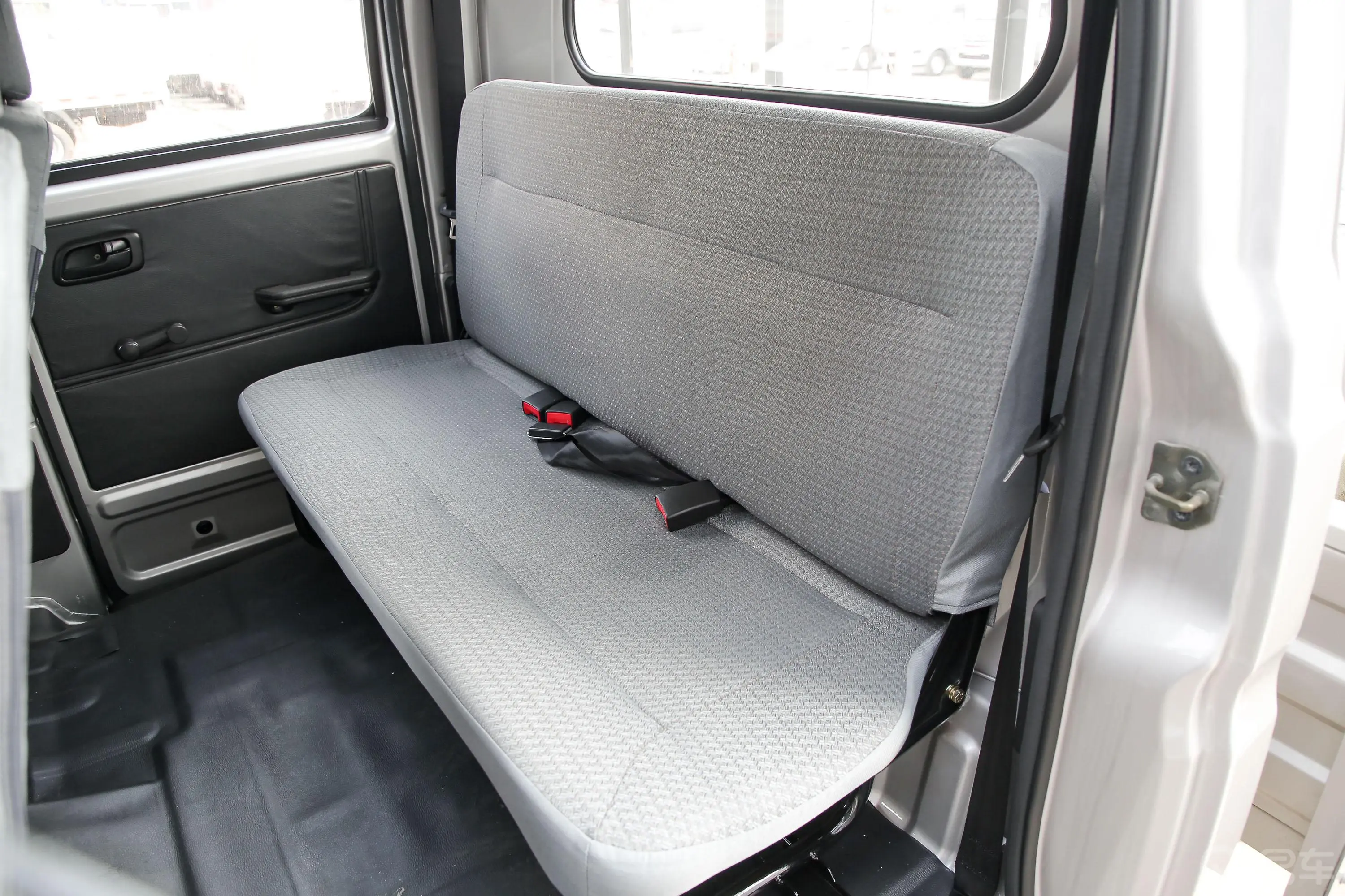 新豹T5载货汽车N1 1.5L 双排双后轮 标准版(5.64米长)SC1031NAS6A5 汽油 国Ⅵ后排座椅