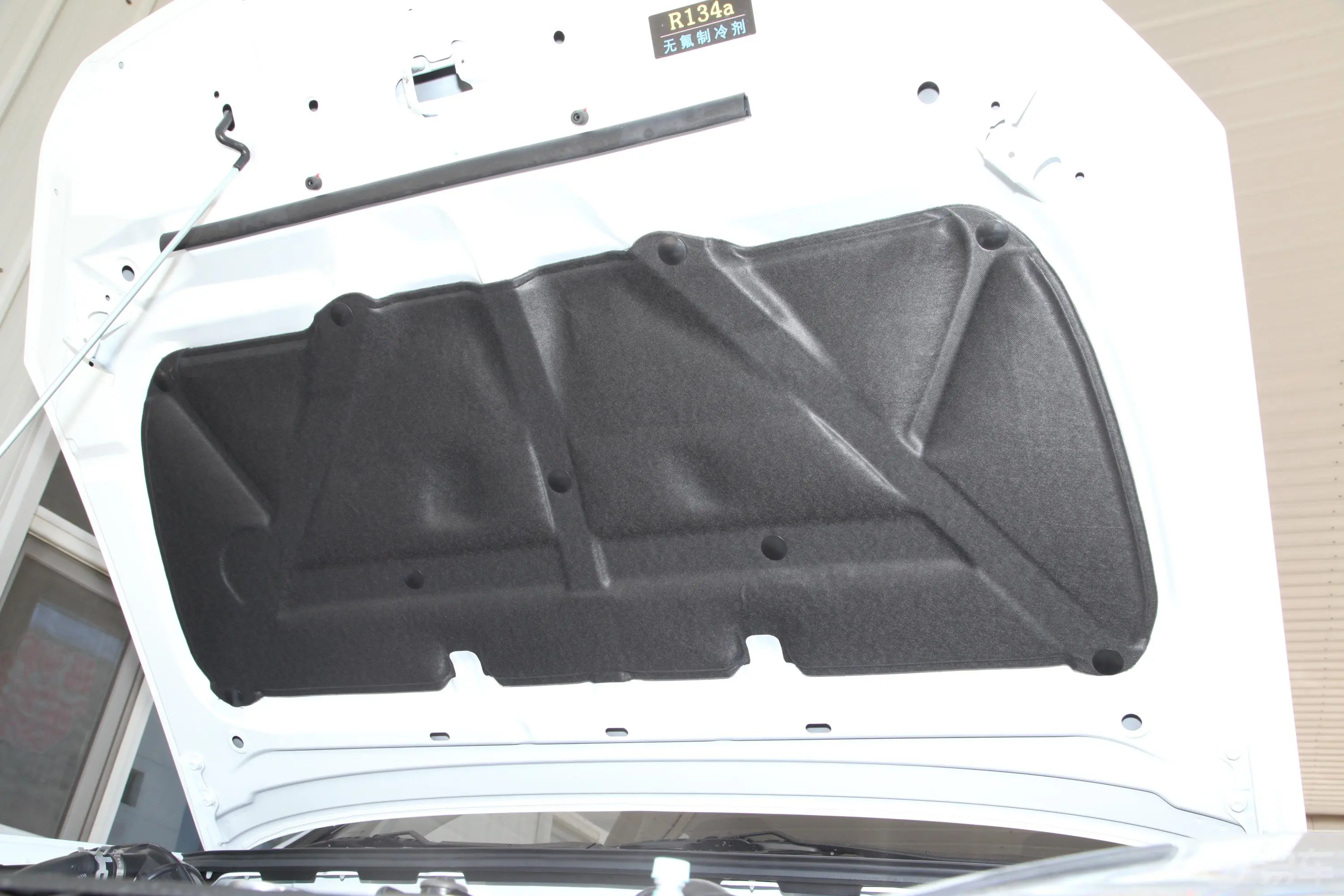 瑞迈2.4T 手动 两驱 长轴舒适版 汽油发动机舱盖内侧