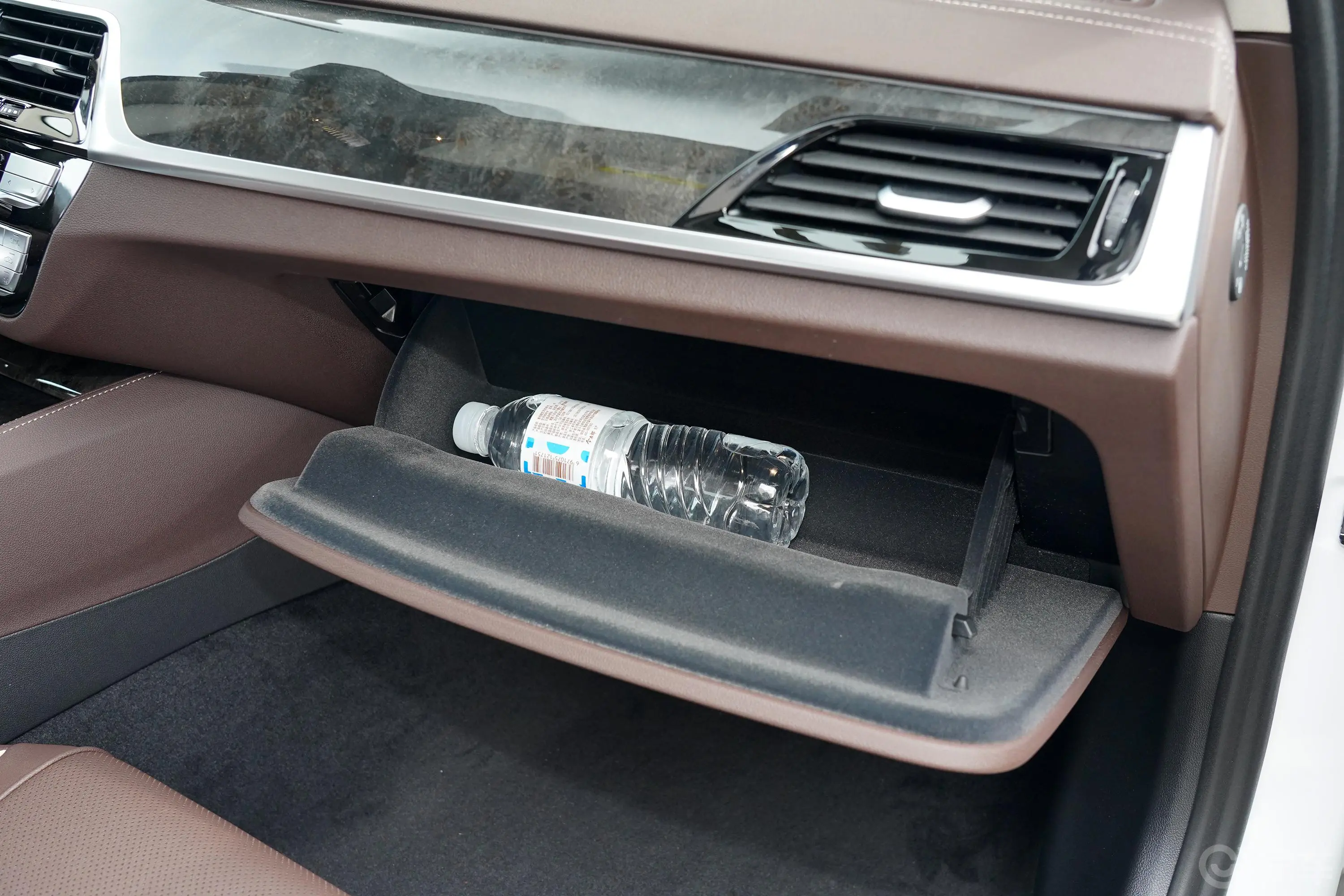 宝马5系525Li 豪华套装手套箱空间水瓶横置